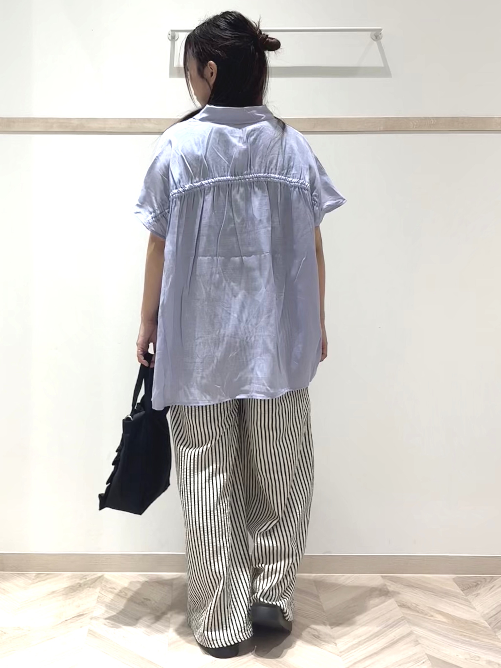 nanaさんの「SHOO･LA･RUE｜【ひんやり/UV】ほんのりシアーで上品な バックギャザーブラウス」を使ったコーディネート