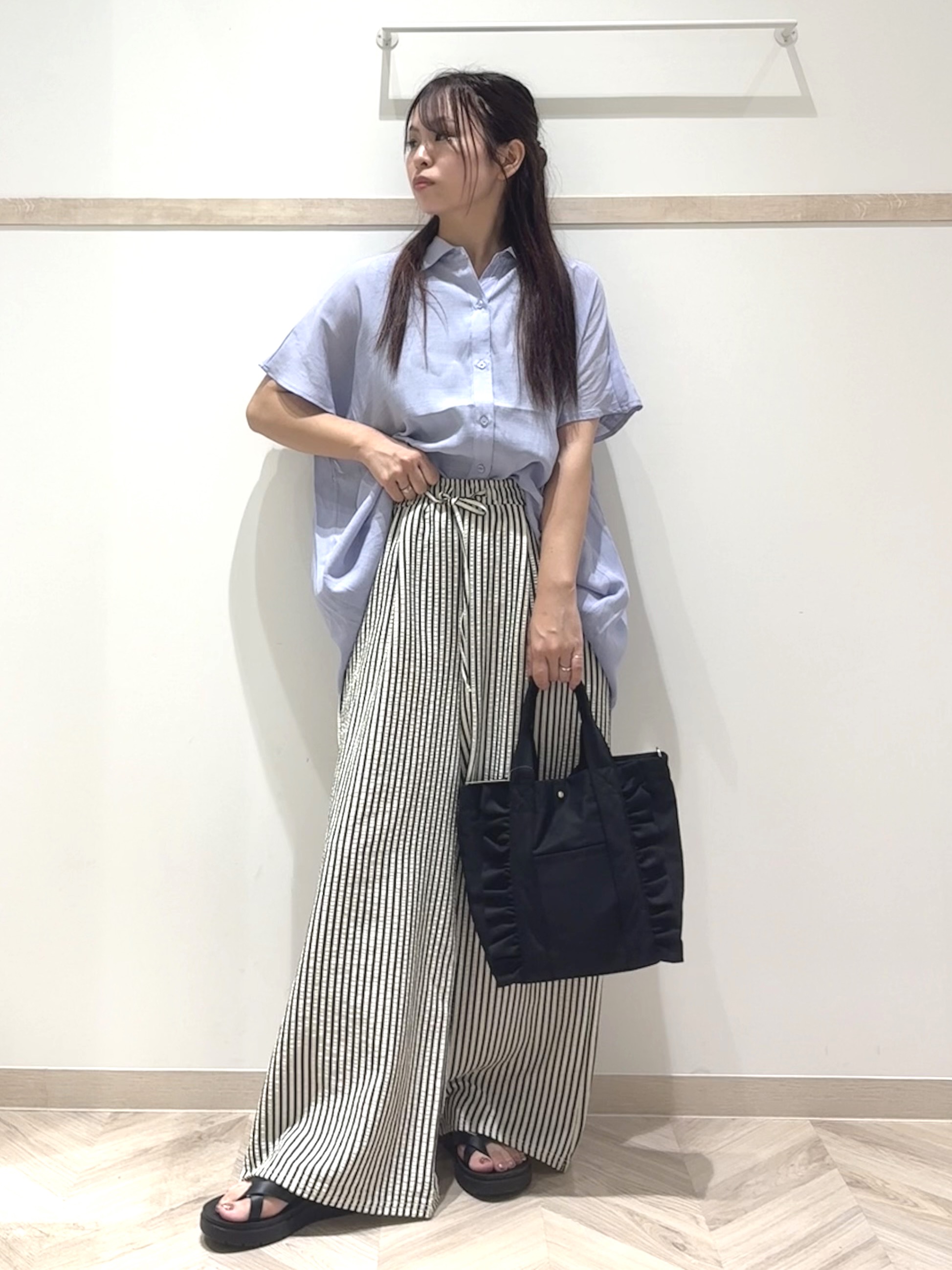 nanaさんの「SHOO･LA･RUE｜【ひんやり/UV】ほんのりシアーで上品な バックギャザーブラウス」を使ったコーディネート