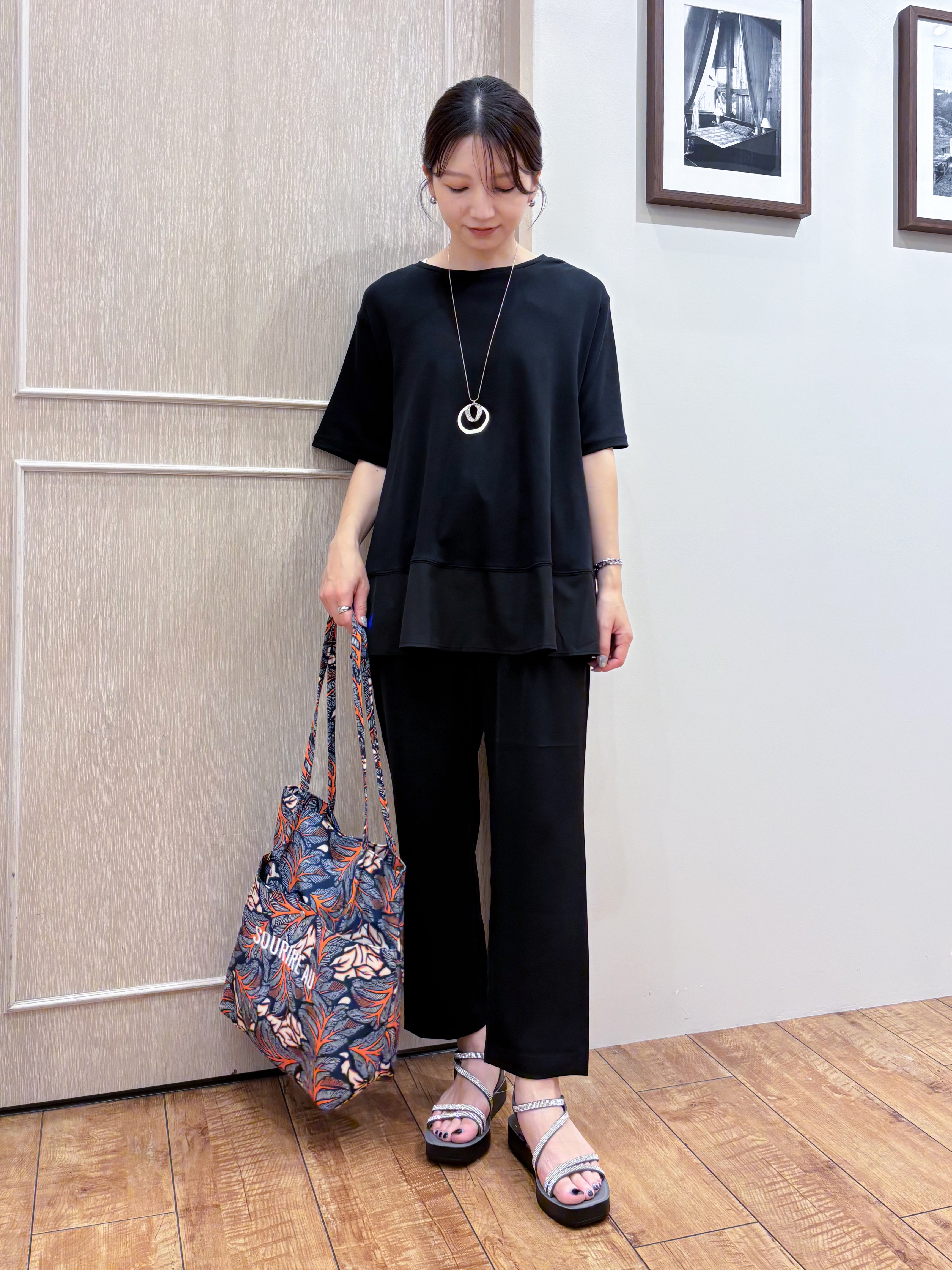 なみさんの「SHOO･LA･RUE｜【新色追加/ひんやり/UV/抗菌防臭】体型カバーも叶う 裾切り替えAライントップス」を使ったコーディネート