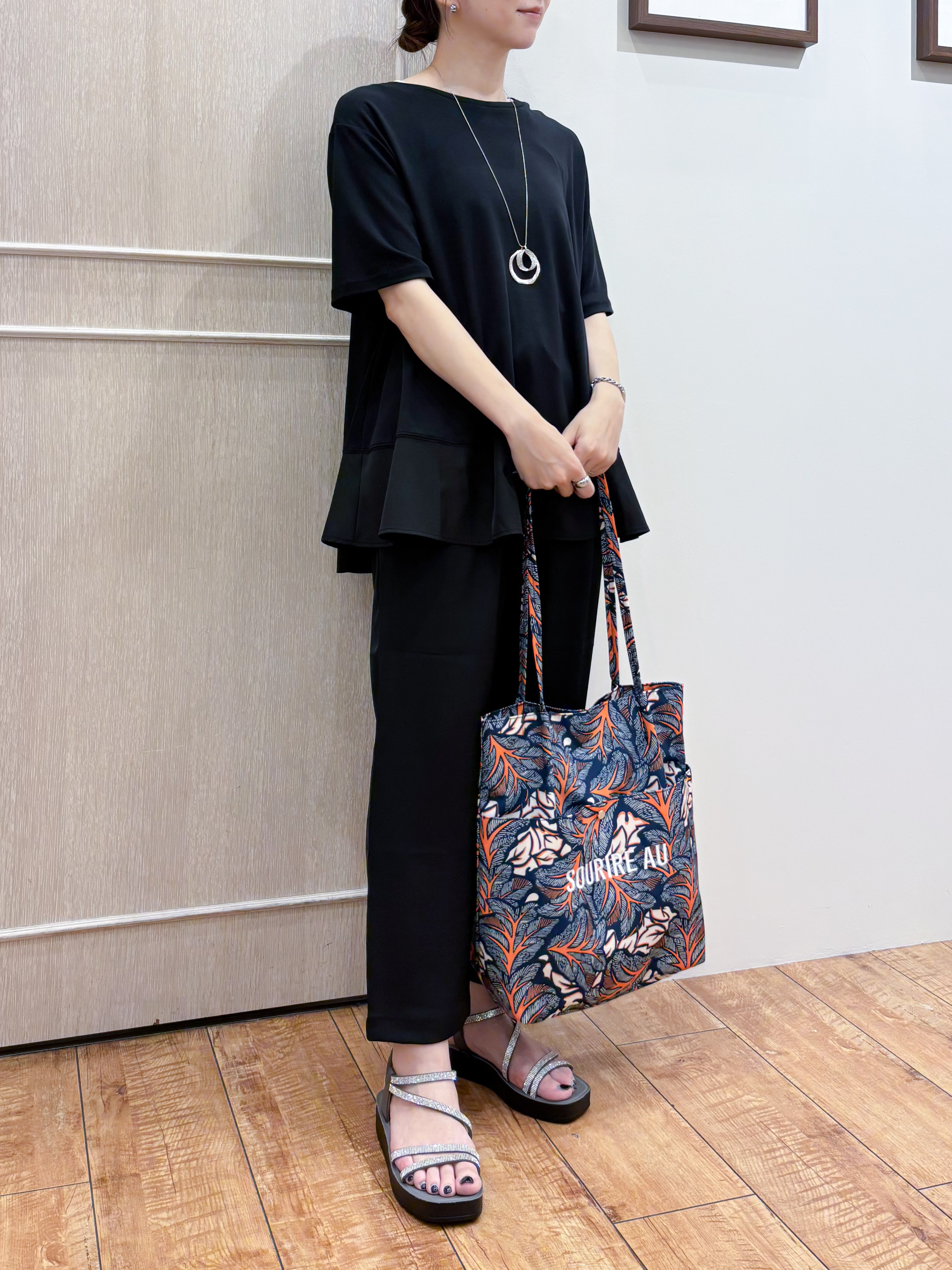 なみさんの「SHOO･LA･RUE｜【新色追加/ひんやり/UV/抗菌防臭】体型カバーも叶う 裾切り替えAライントップス」を使ったコーディネート
