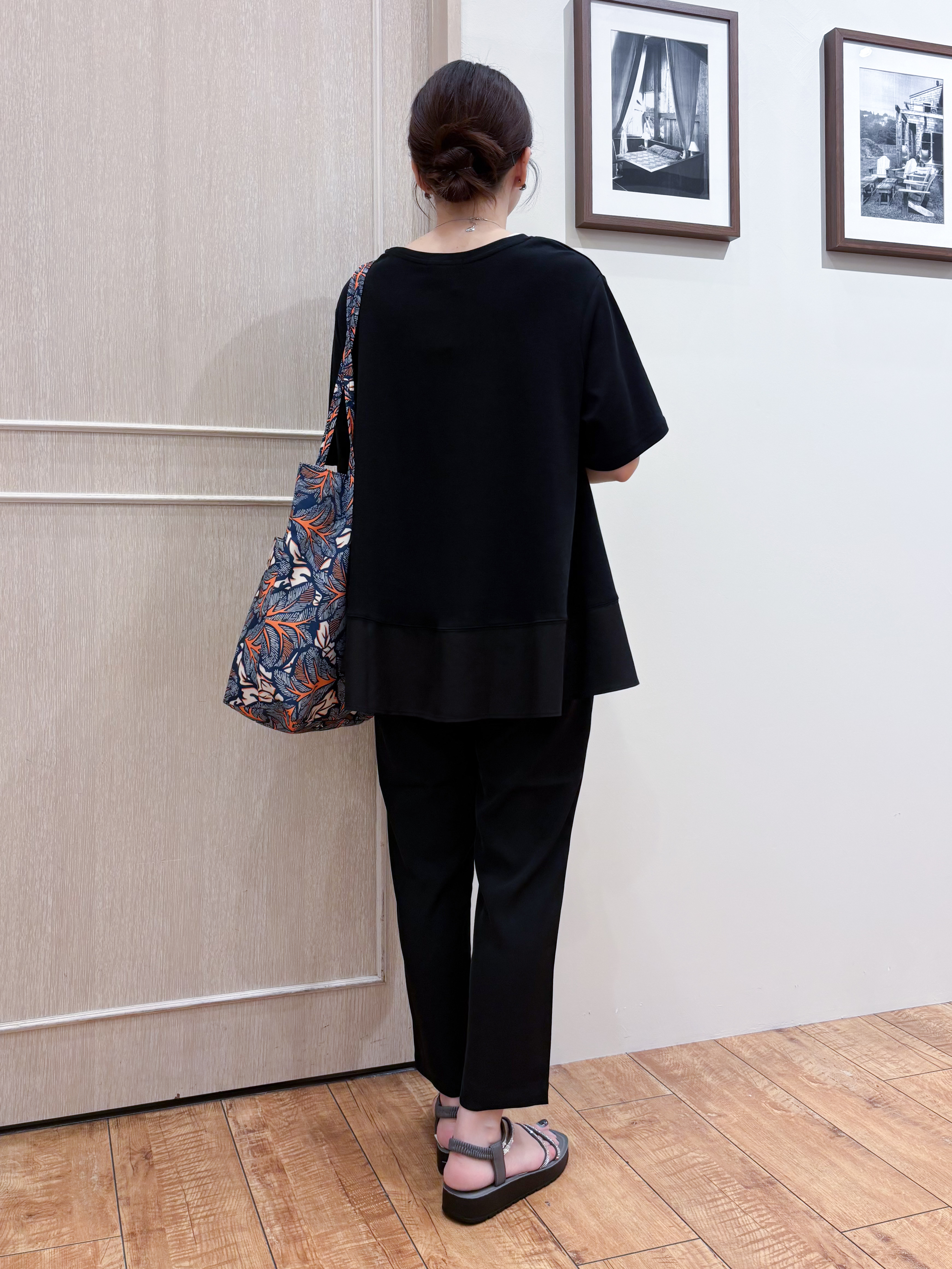 なみさんの「SHOO･LA･RUE｜【新色追加/ひんやり/UV/抗菌防臭】体型カバーも叶う 裾切り替えAライントップス」を使ったコーディネート