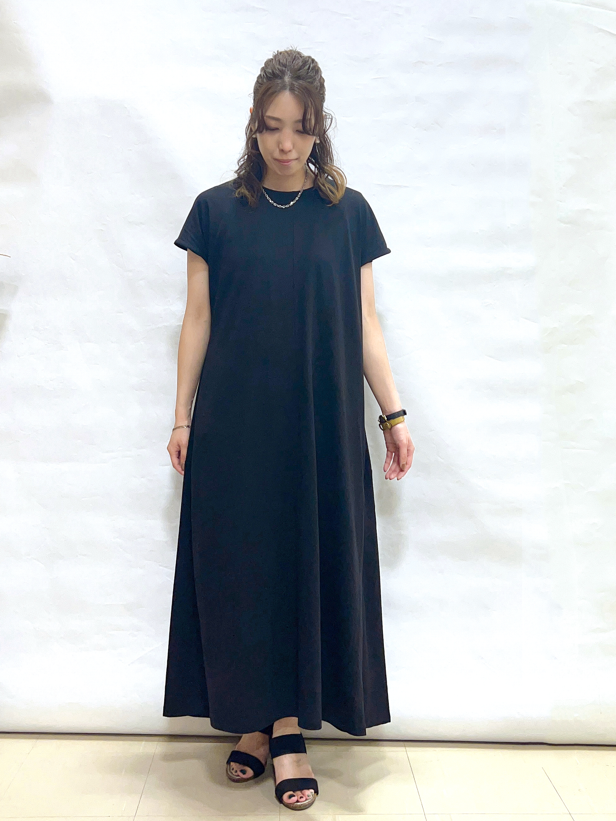 まっつんさんの「SHOO･LA･RUE｜【ひんやり/体型カバー/洗濯機可】涼やかAラインロングワンピース」を使ったコーディネート