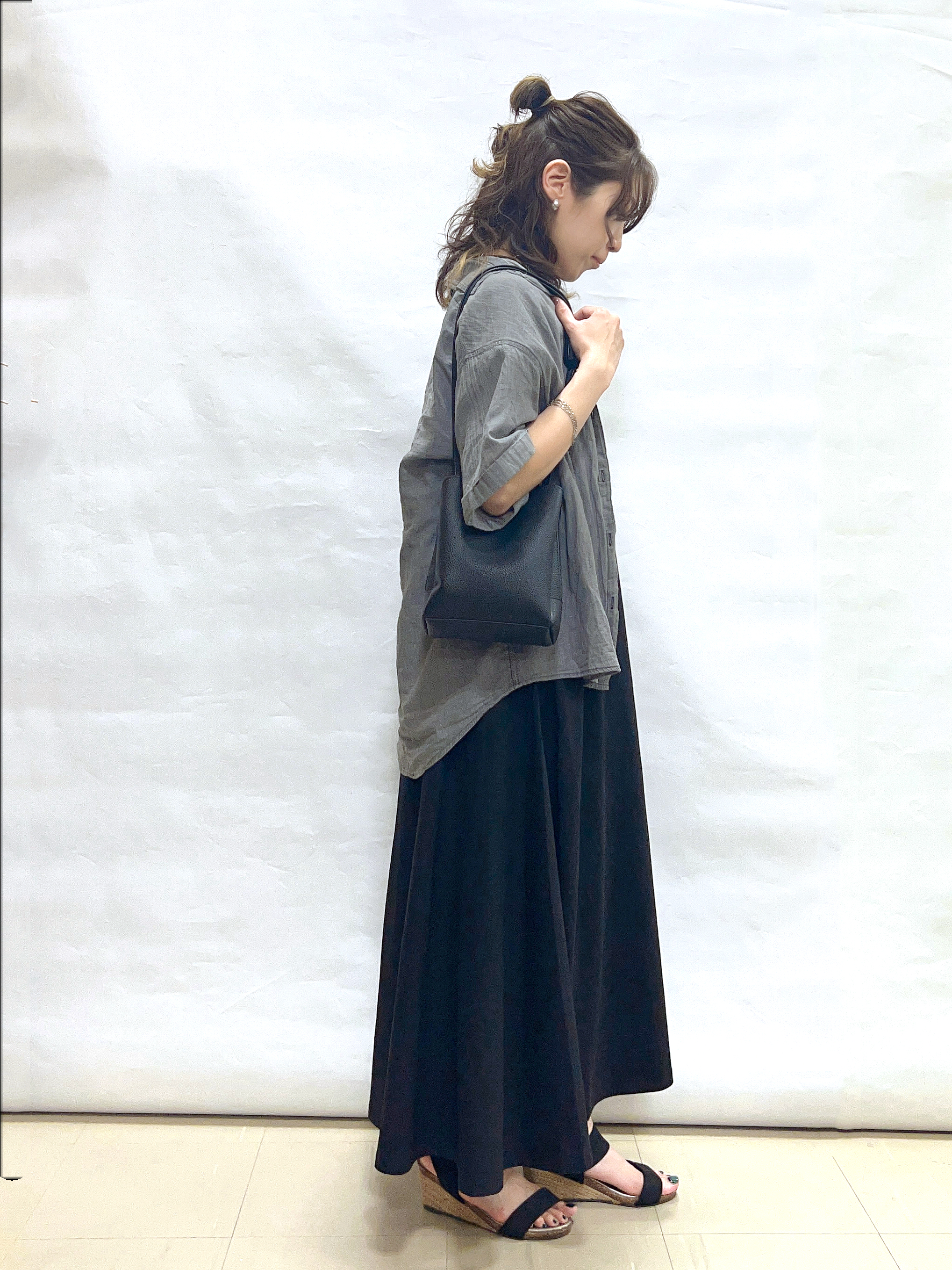 まっつんさんの「SHOO･LA･RUE｜【ひんやり/体型カバー/洗濯機可】涼やかAラインロングワンピース」を使ったコーディネート