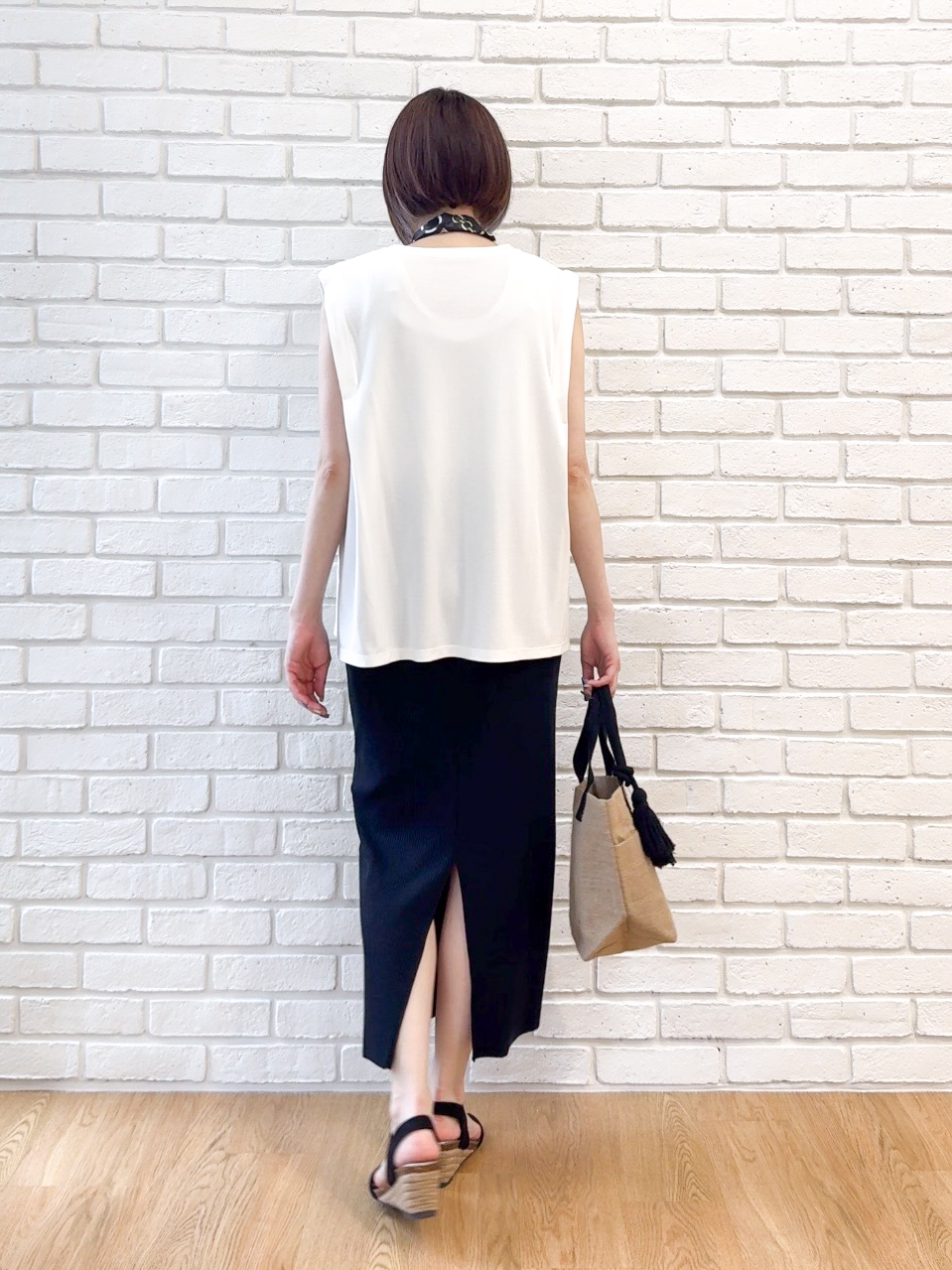 𝐜𝐡𝐢𝐤𝐚さんの「SHOO･LA･RUE｜【UVカット/接触冷感】とろみタックノースリーブトップス」を使ったコーディネート