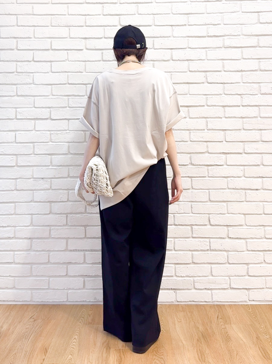 𝐜𝐡𝐢𝐤𝐚さんの「SHOO･LA･RUE｜【ひんやり】ゆるっと体型カバー BIGアソートTシャツ」を使ったコーディネート