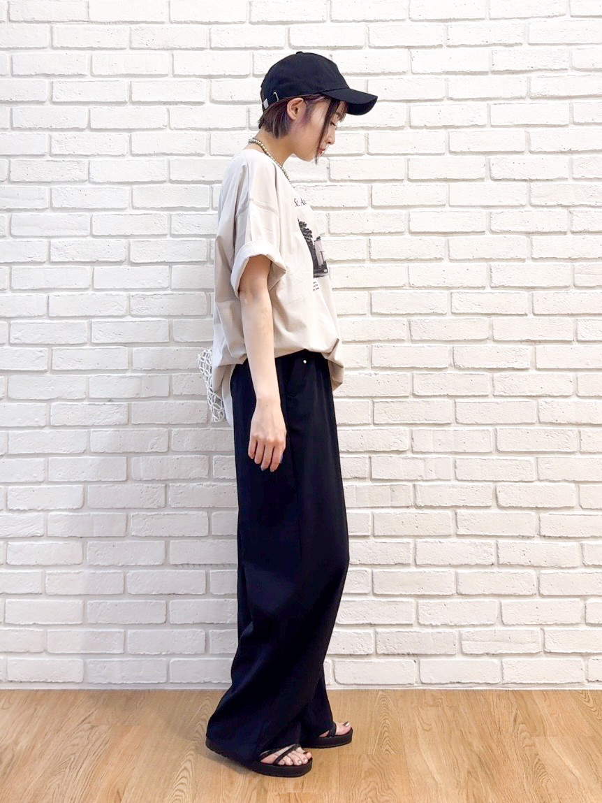 𝐜𝐡𝐢𝐤𝐚さんの「SHOO･LA･RUE｜【ひんやり】ゆるっと体型カバー BIGアソートTシャツ」を使ったコーディネート