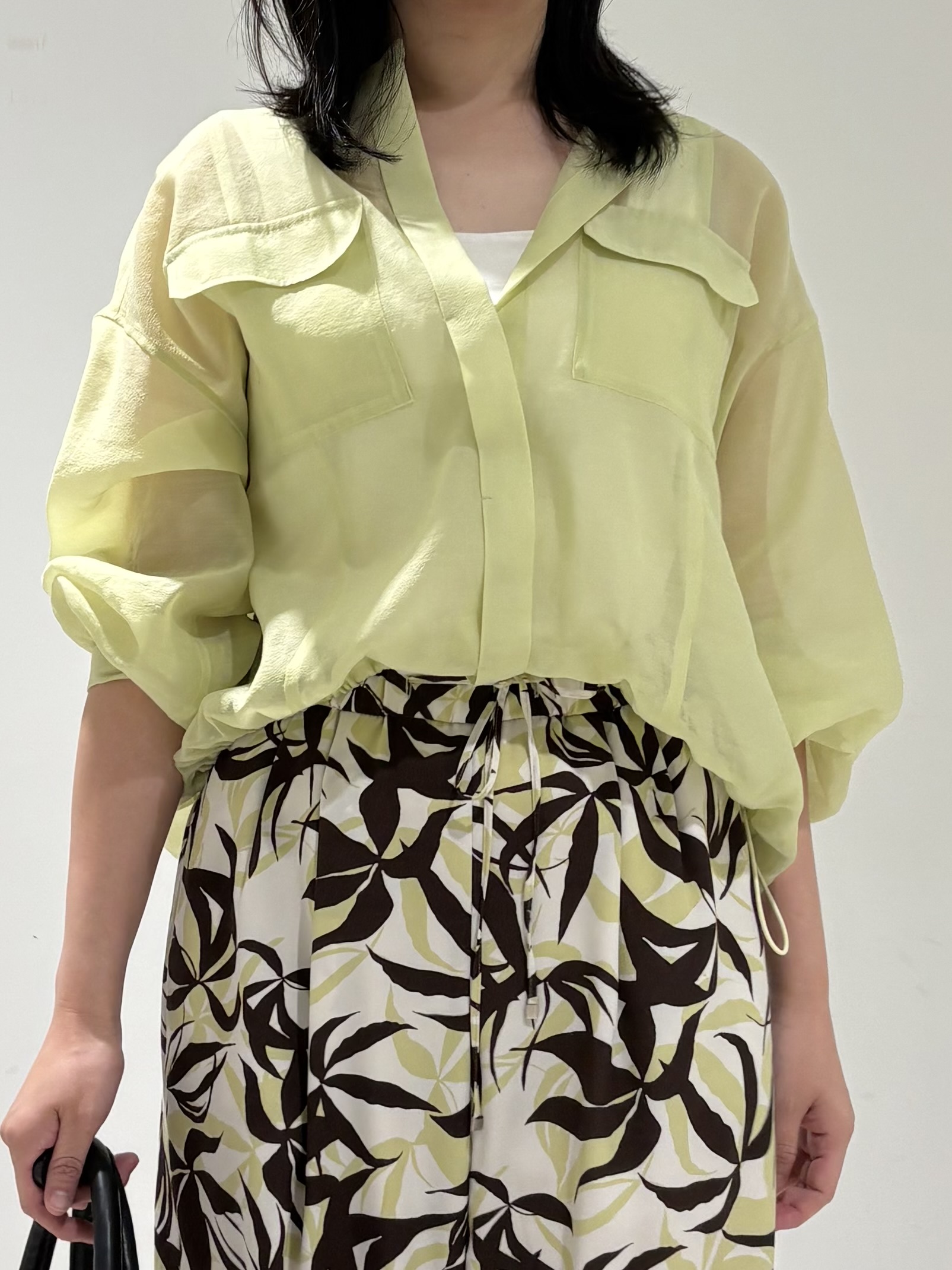 momokoさんの「INDIVI｜【トレンド／2WAY】裾ドロスト付きシアーブラウスブルゾン」を使ったコーディネート