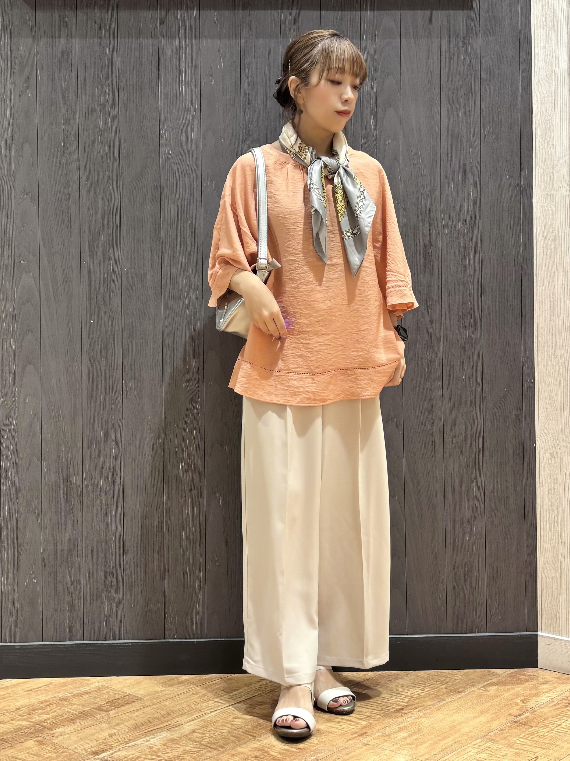 meiさんの「SHOO･LA･RUE｜【ひんやり/S-LL/洗濯機可】体型カバー ふんわりスラブポンチョ風ブラウス」を使ったコーディネート