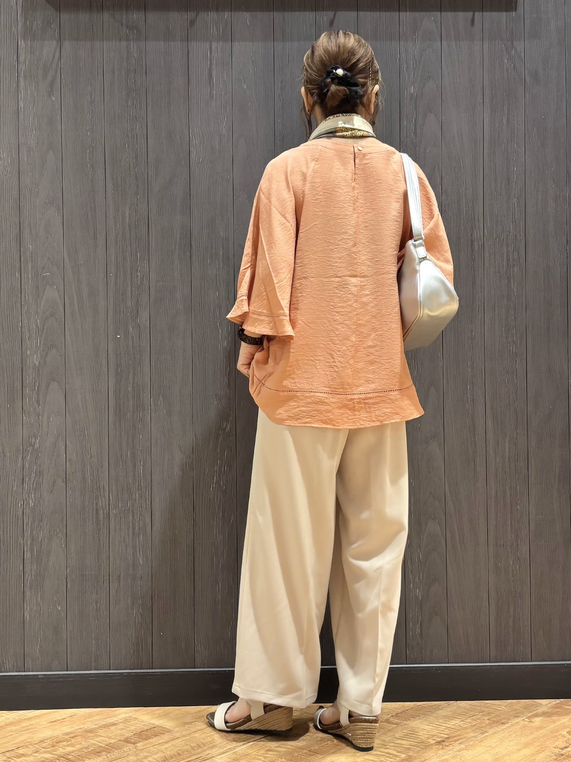 meiさんの「SHOO･LA･RUE｜【ひんやり/S-LL/洗濯機可】体型カバー ふんわりスラブポンチョ風ブラウス」を使ったコーディネート