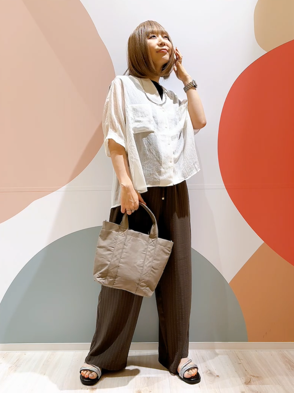 長男さんの「SHOO･LA･RUE｜【洗濯機可/選べる6色】ナチュラルな風合いが魅力 ゆったり楊柳シアードルマンブラウス」を使ったコーディネート
