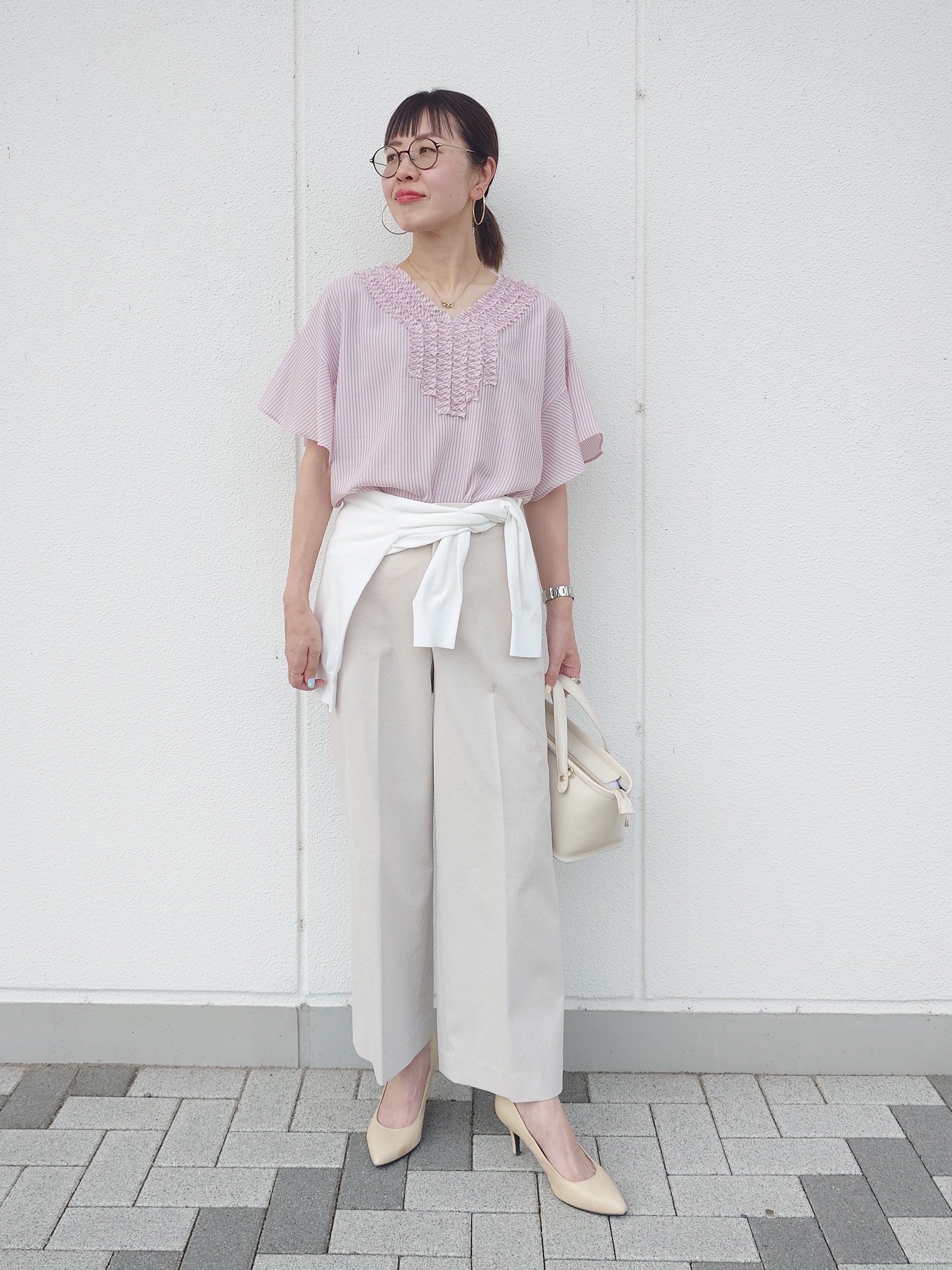 MUTSUKOさんの「UNTITLED｜【接触冷感/通気性/洗える】Vネックフリルブラウス」を使ったコーディネート