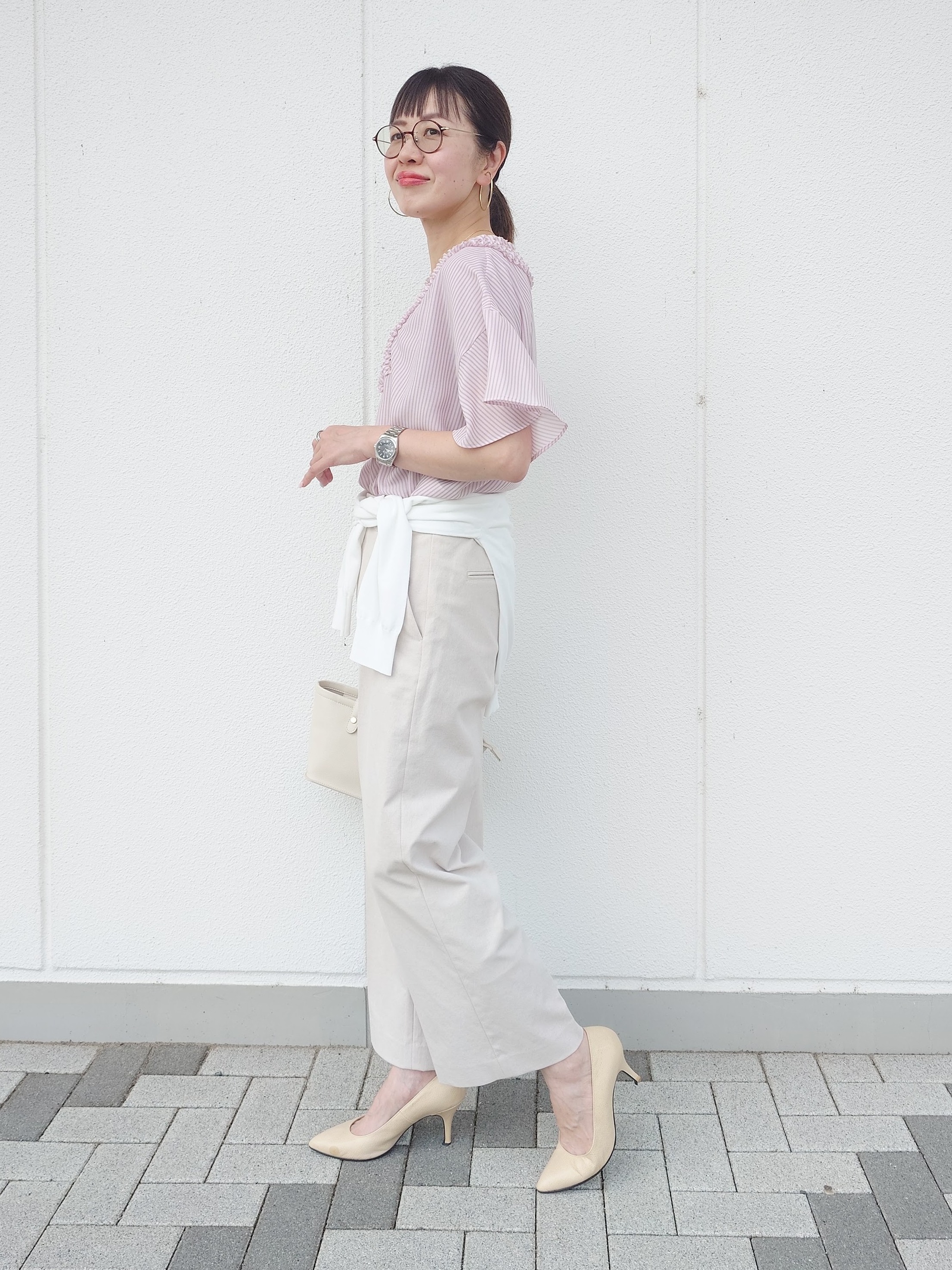 MUTSUKOさんの「UNTITLED｜【接触冷感/通気性/洗える】Vネックフリルブラウス」を使ったコーディネート
