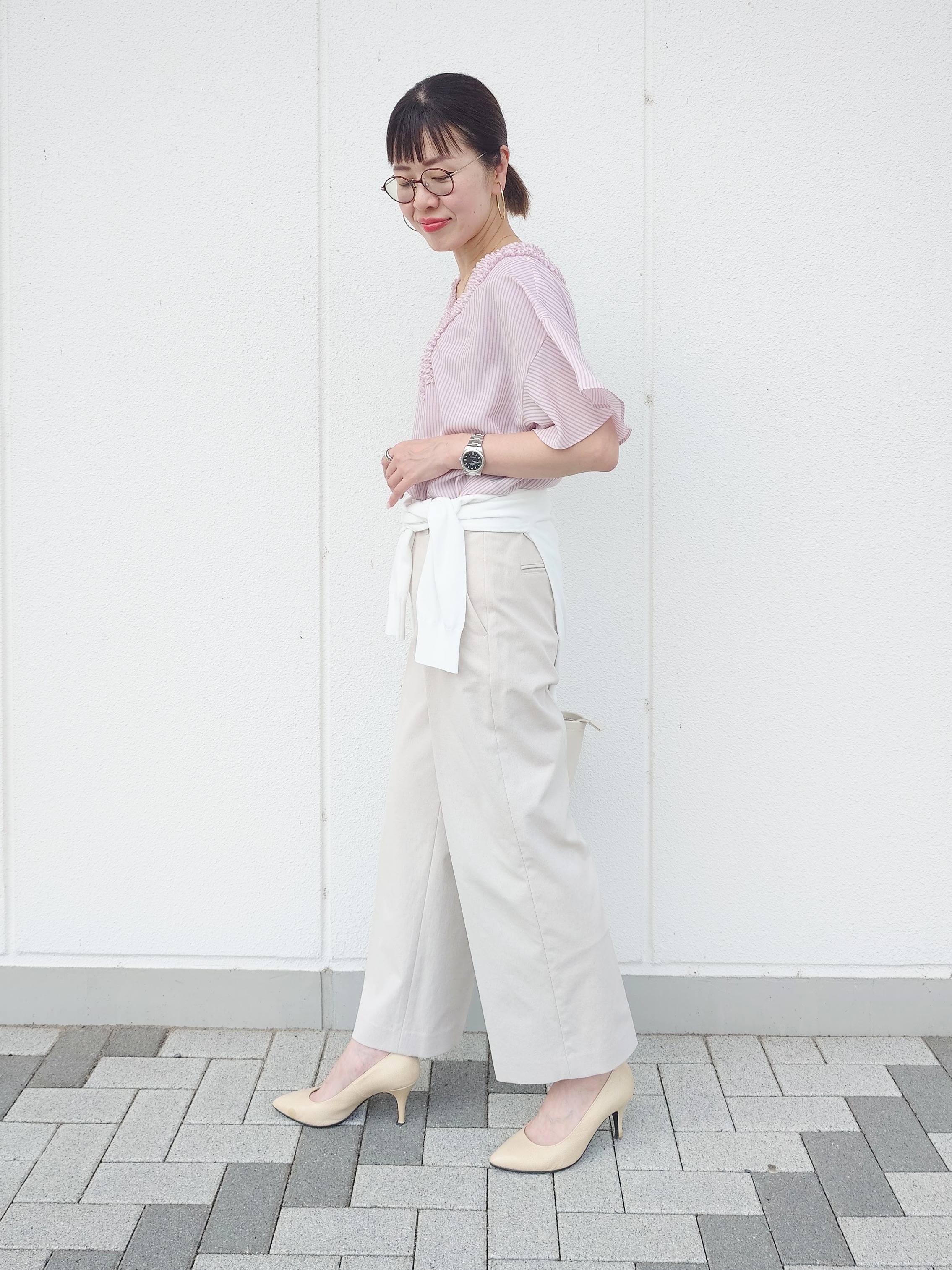 MUTSUKOさんの「UNTITLED｜【接触冷感/通気性/洗える】Vネックフリルブラウス」を使ったコーディネート
