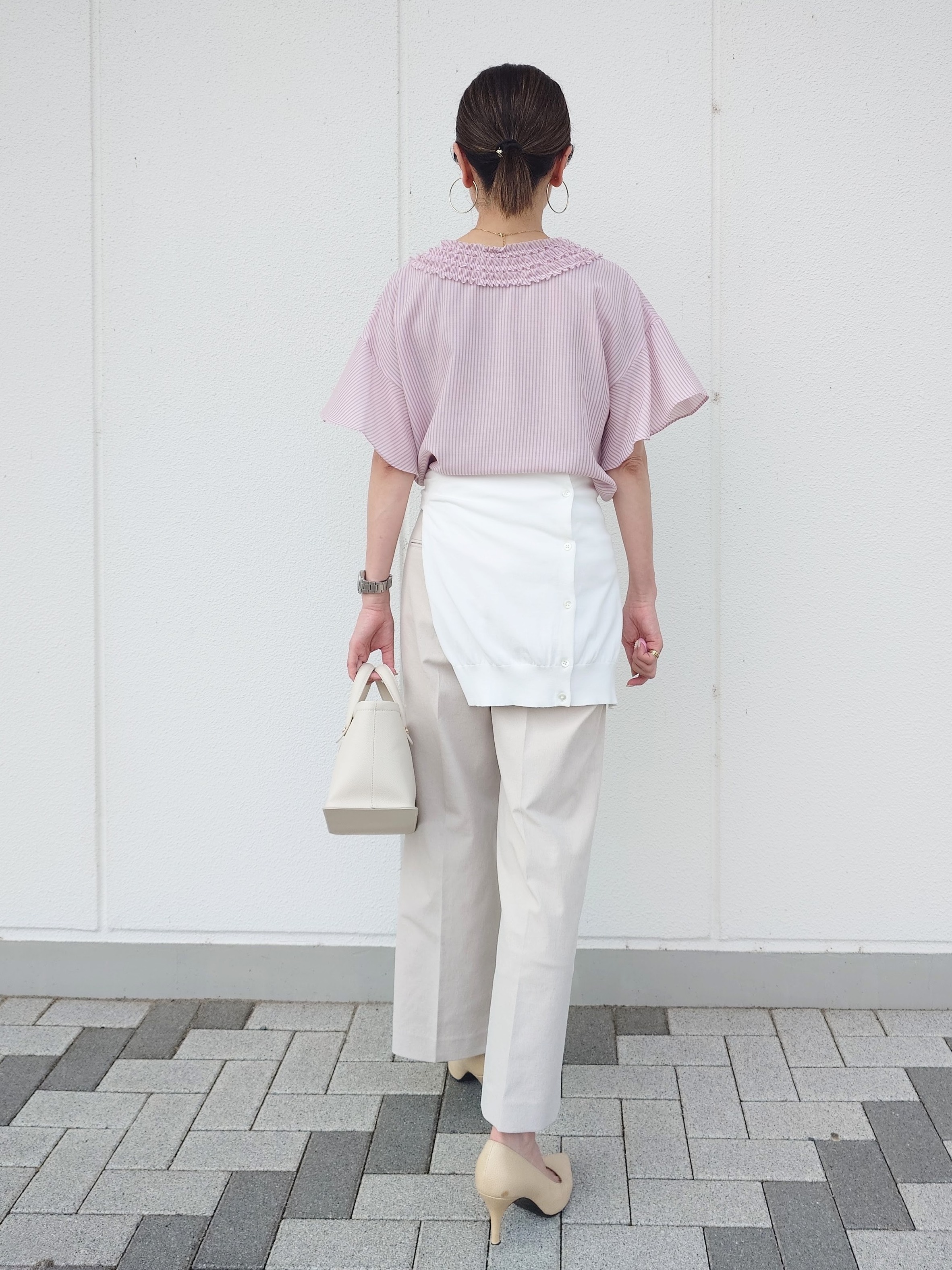 MUTSUKOさんの「UNTITLED｜【接触冷感/通気性/洗える】Vネックフリルブラウス」を使ったコーディネート
