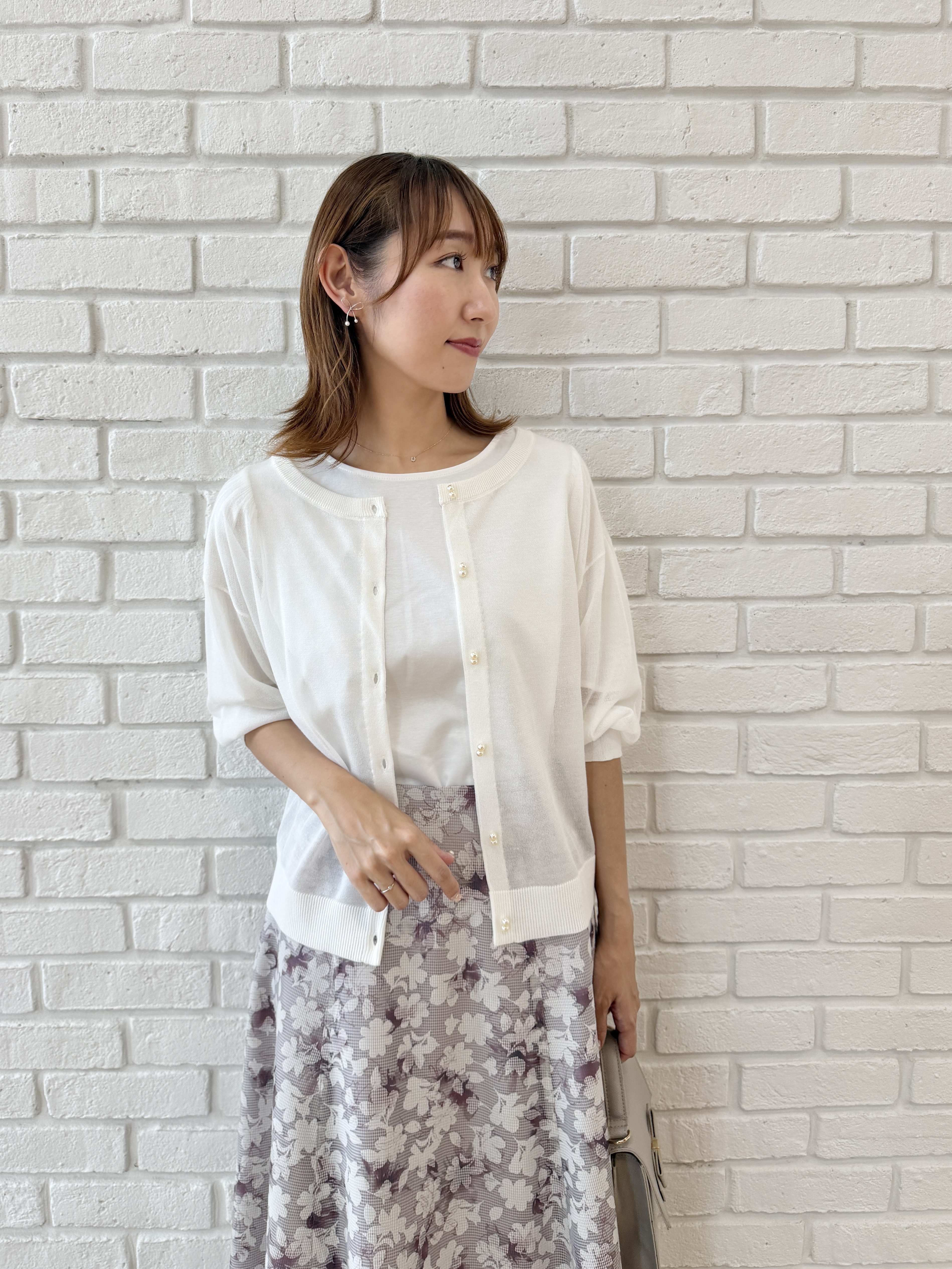 みぃさんの「Couture brooch｜【上品な透け感】ダブルパール調釦 愛されシアーカーディガン」を使ったコーディネート