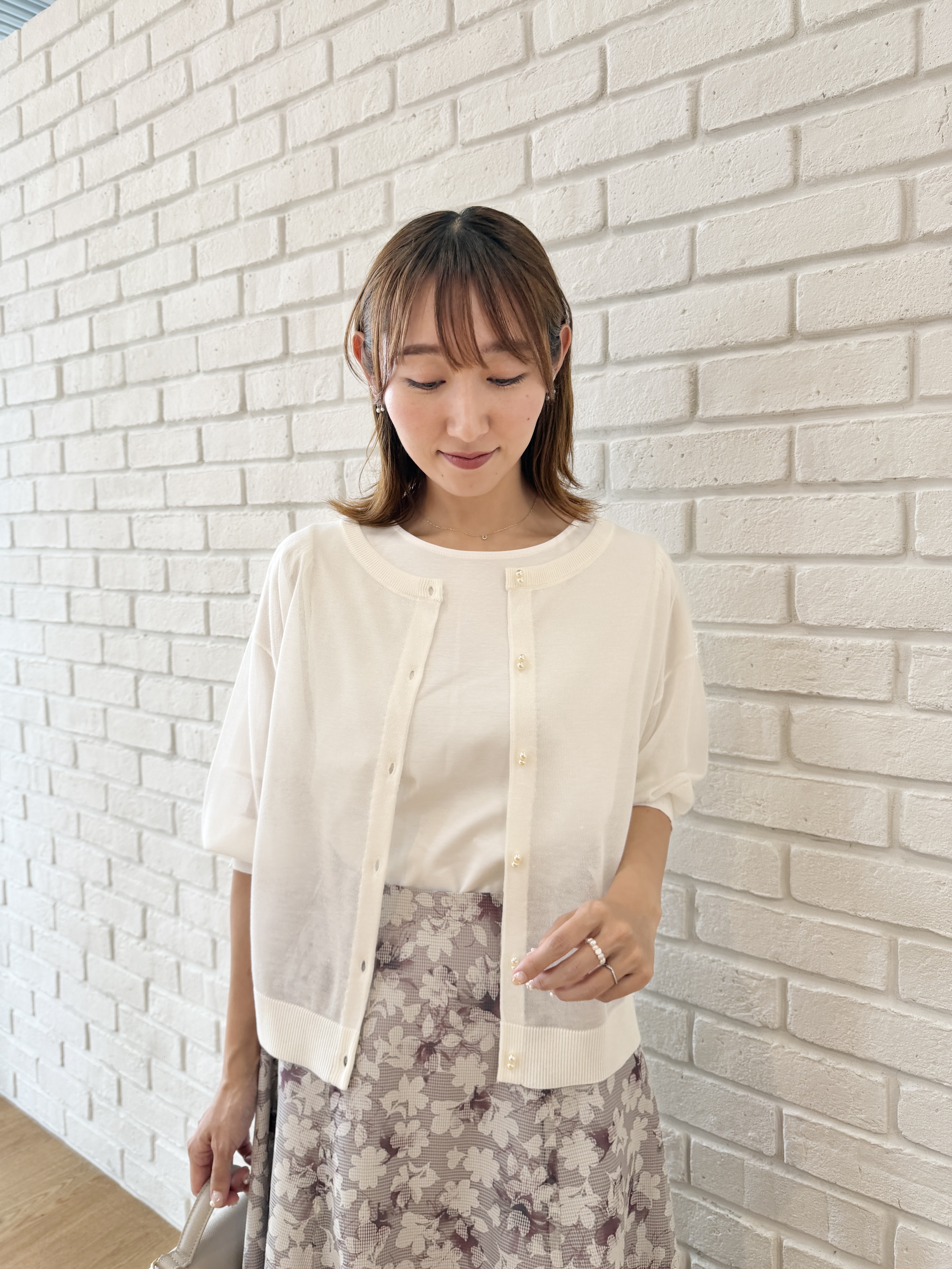 みぃさんの「Couture brooch｜【上品な透け感】ダブルパール調釦 愛されシアーカーディガン」を使ったコーディネート