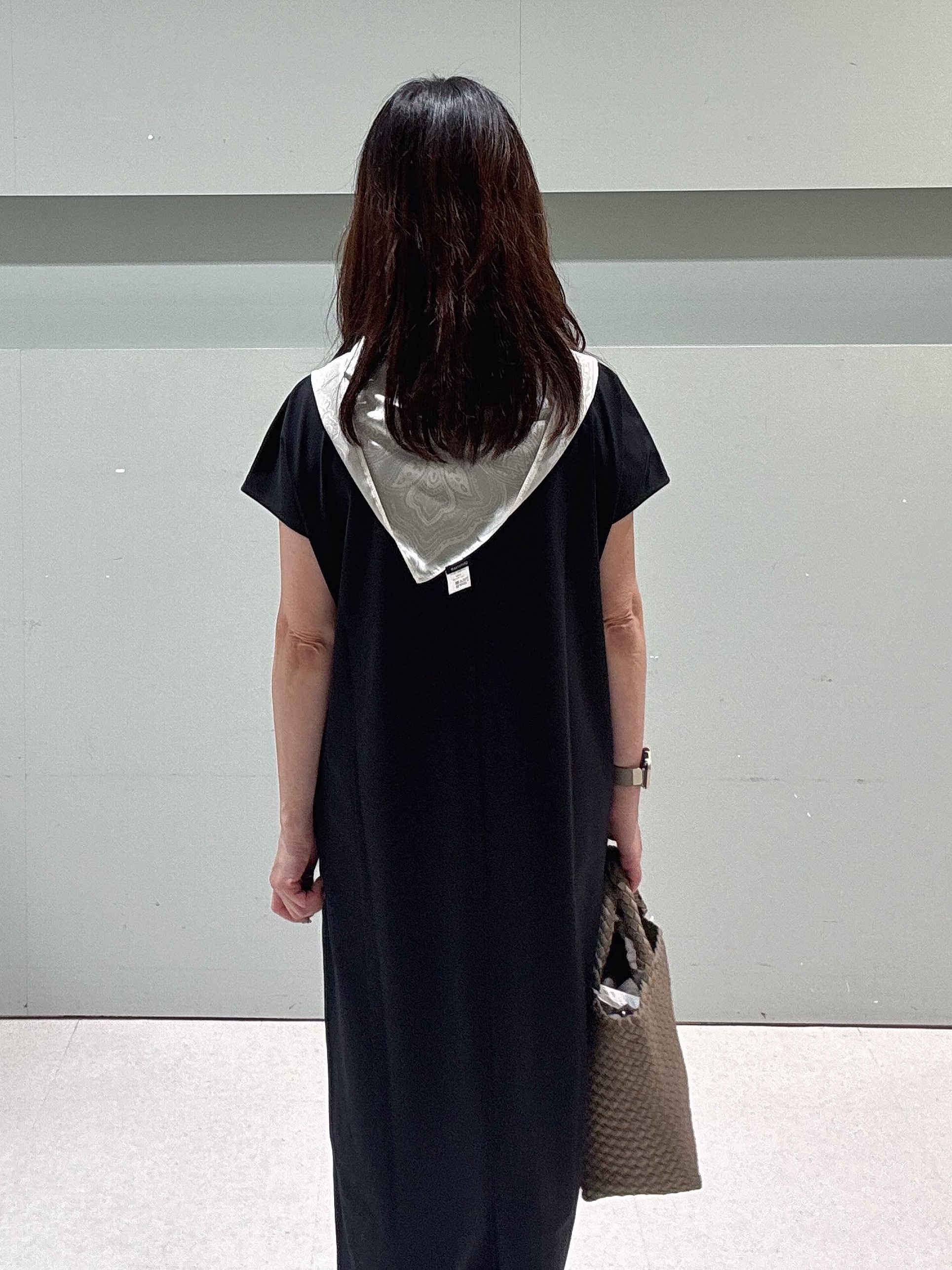 makiさんの「UNTITLED｜【接触冷感】ペイズリーモチーフ・トライアングルスカーフ」を使ったコーディネート