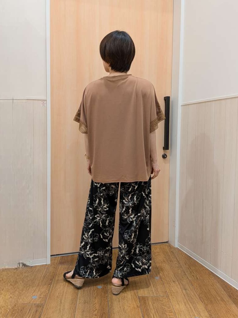 Kさんの「SHOO･LA･RUE｜【ひんやり/UV】お袖レースが上品 ゆったりとろみトップス」を使ったコーディネート