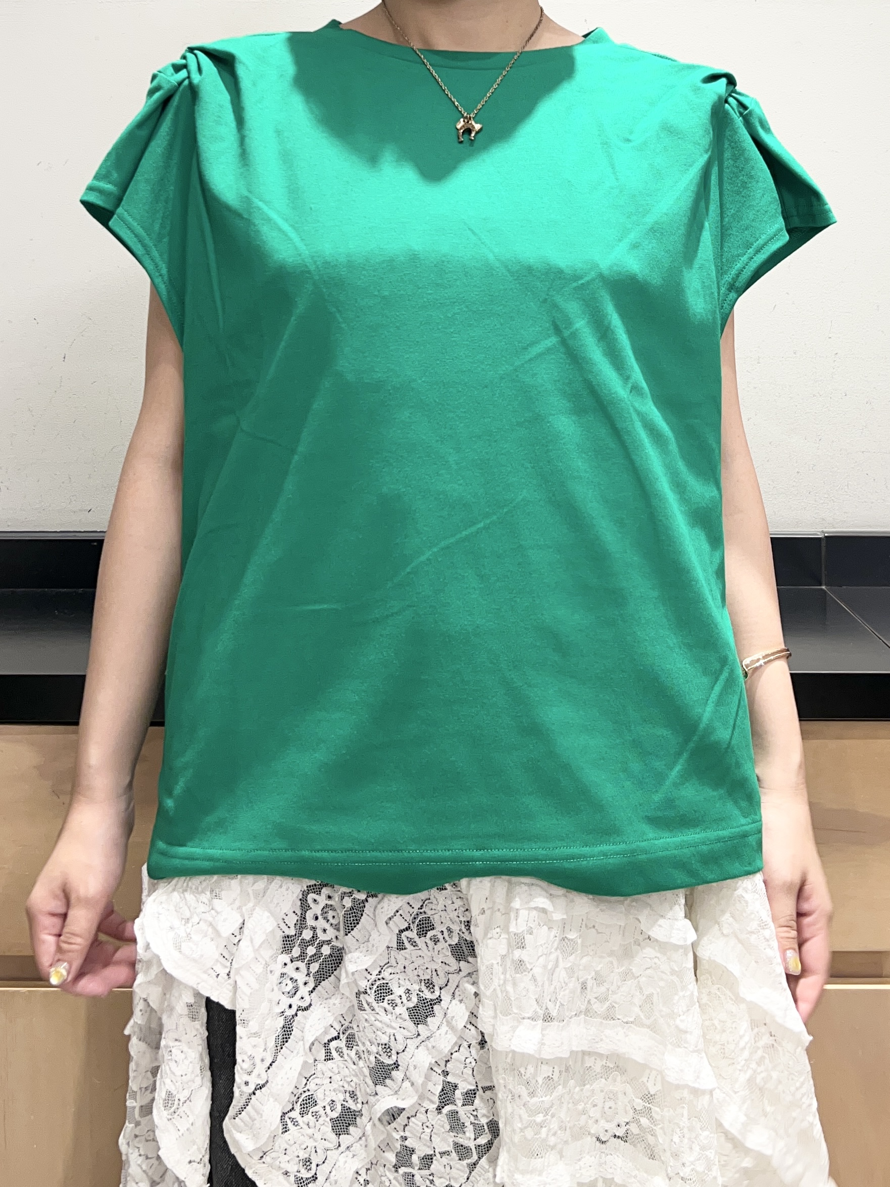 かのさんの「THE SHOP TK｜【ひんやり/汗じみ防止】ツイストアクセントトップス」を使ったコーディネート