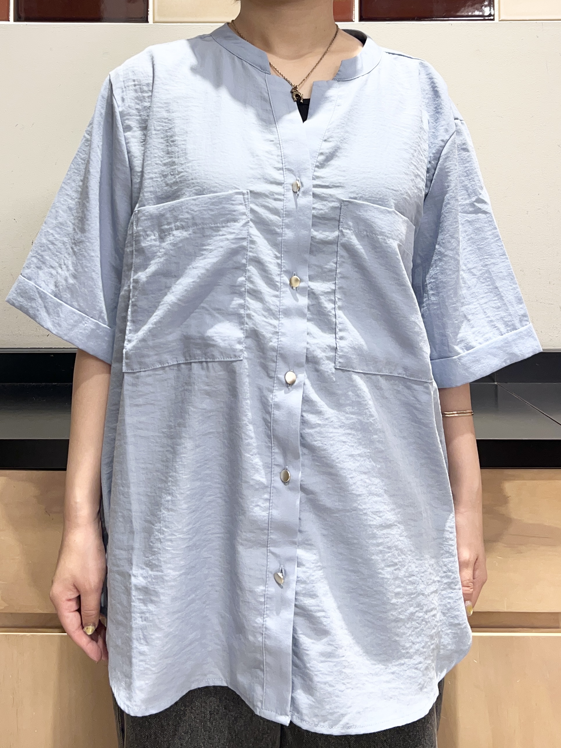 かのさんの「THE SHOP TK｜【M-XL/さりげなく二の腕カバー】5分袖Wポケットシャツ」を使ったコーディネート