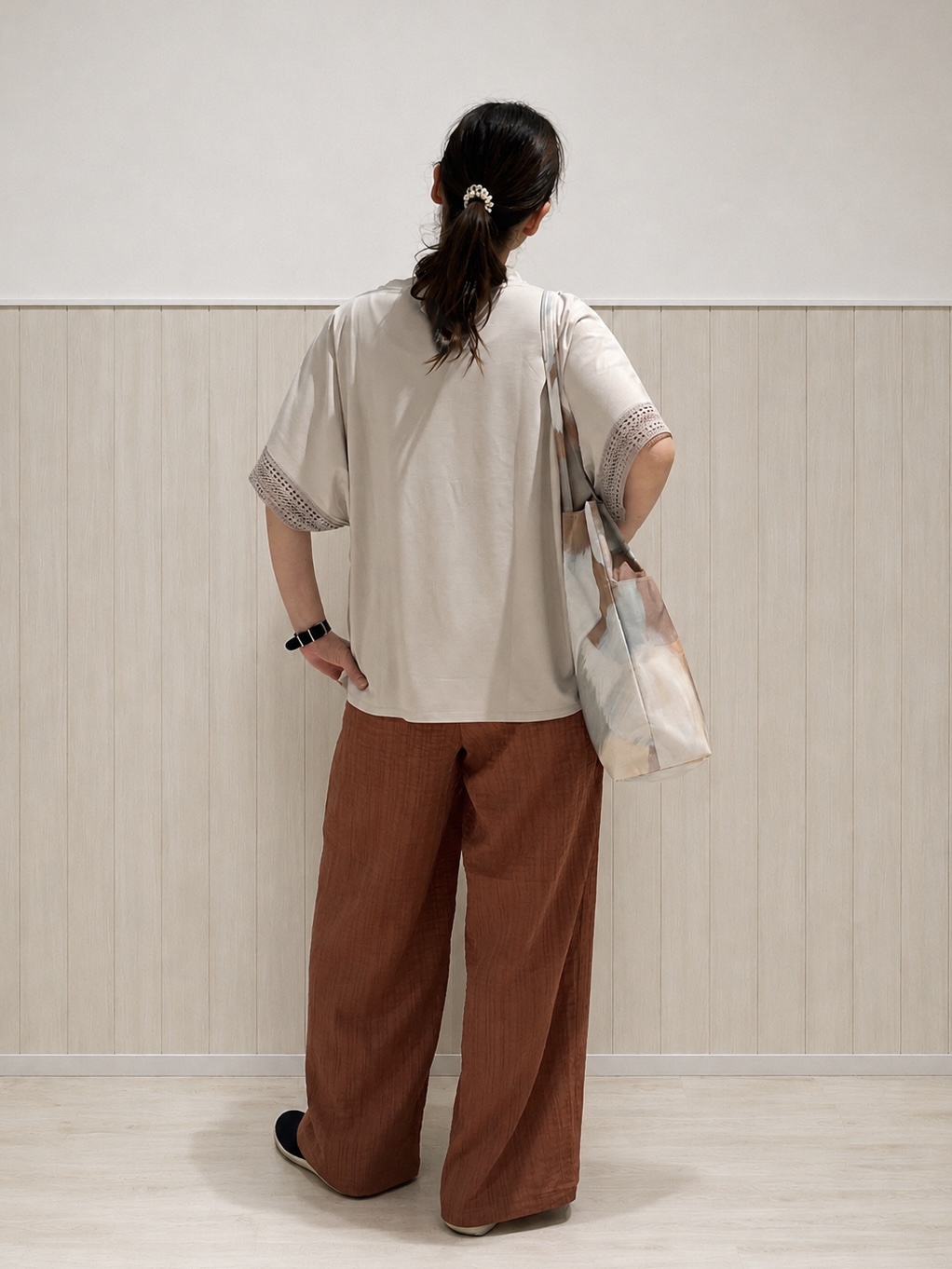 まつみさんの「SHOO･LA･RUE｜【ひんやり/UV】お袖レースが上品 ゆったりとろみトップス」を使ったコーディネート