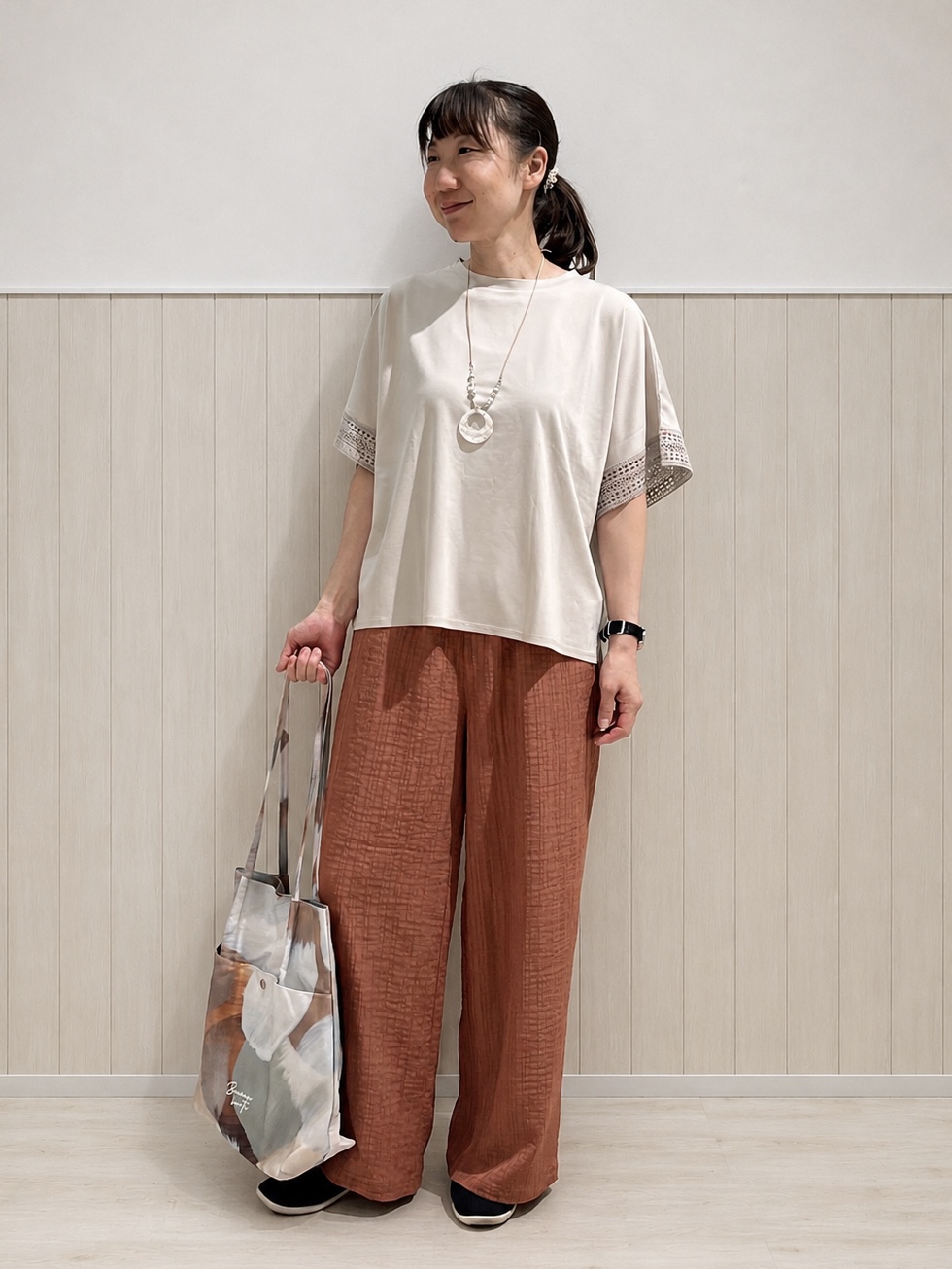 まつみさんの「SHOO･LA･RUE｜【ひんやり/UV】お袖レースが上品 ゆったりとろみトップス」を使ったコーディネート