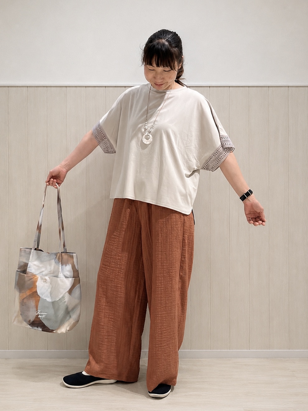 まつみさんの「SHOO･LA･RUE｜【ひんやり/UV】お袖レースが上品 ゆったりとろみトップス」を使ったコーディネート