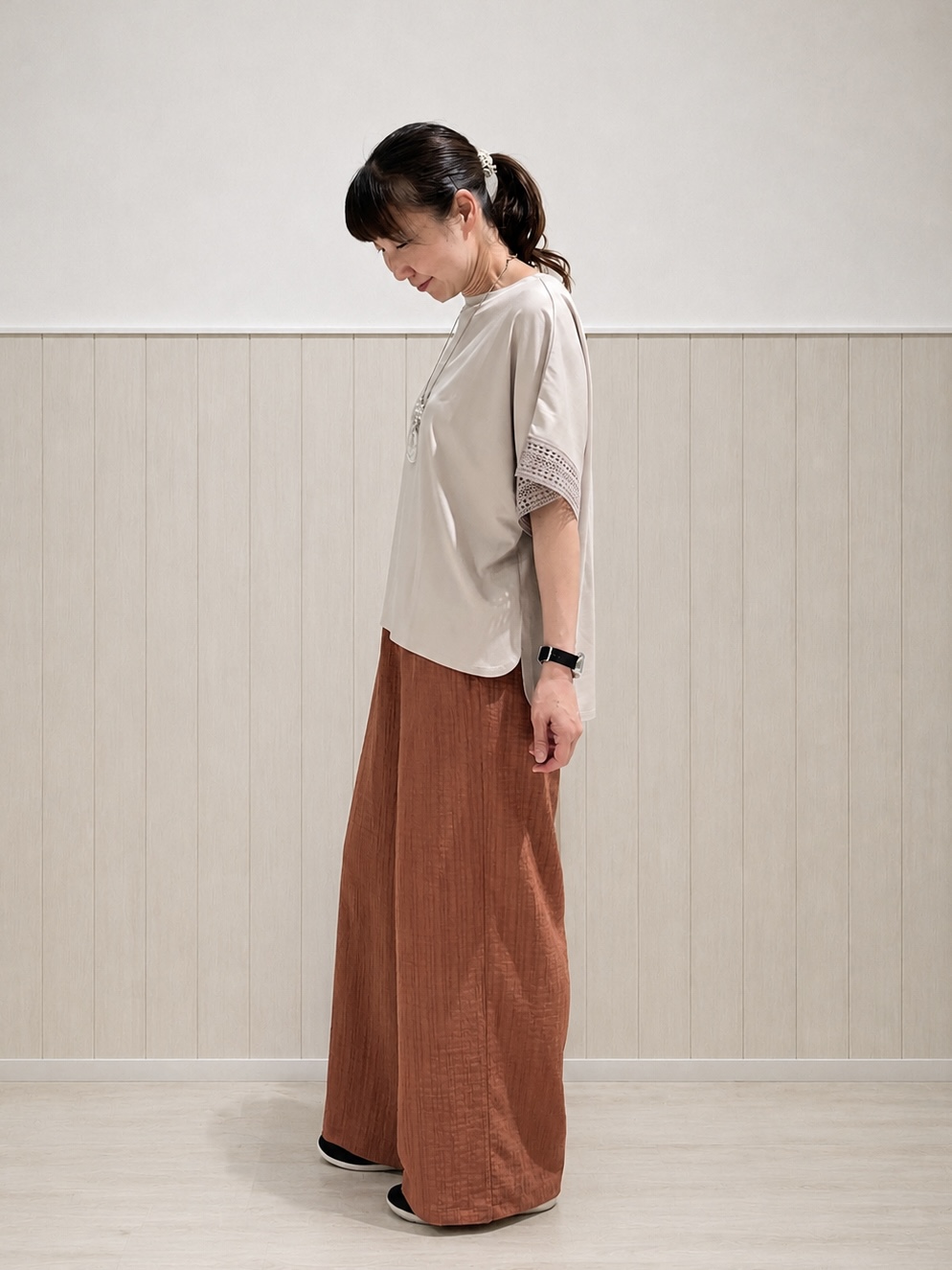 まつみさんの「SHOO･LA･RUE｜【ひんやり/UV】お袖レースが上品 ゆったりとろみトップス」を使ったコーディネート