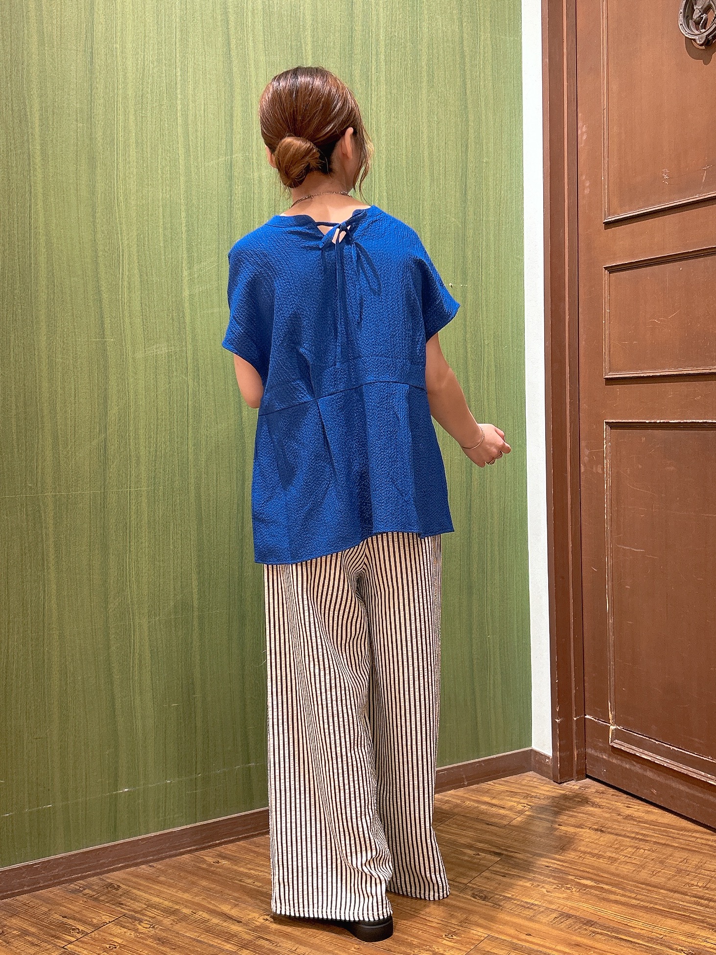 かおりさんの「SHOO･LA･RUE｜【前後2WAY/S-LL/洗濯機可】インしない リボンがアクセント ウエストタックブラウス」を使ったコーディネート