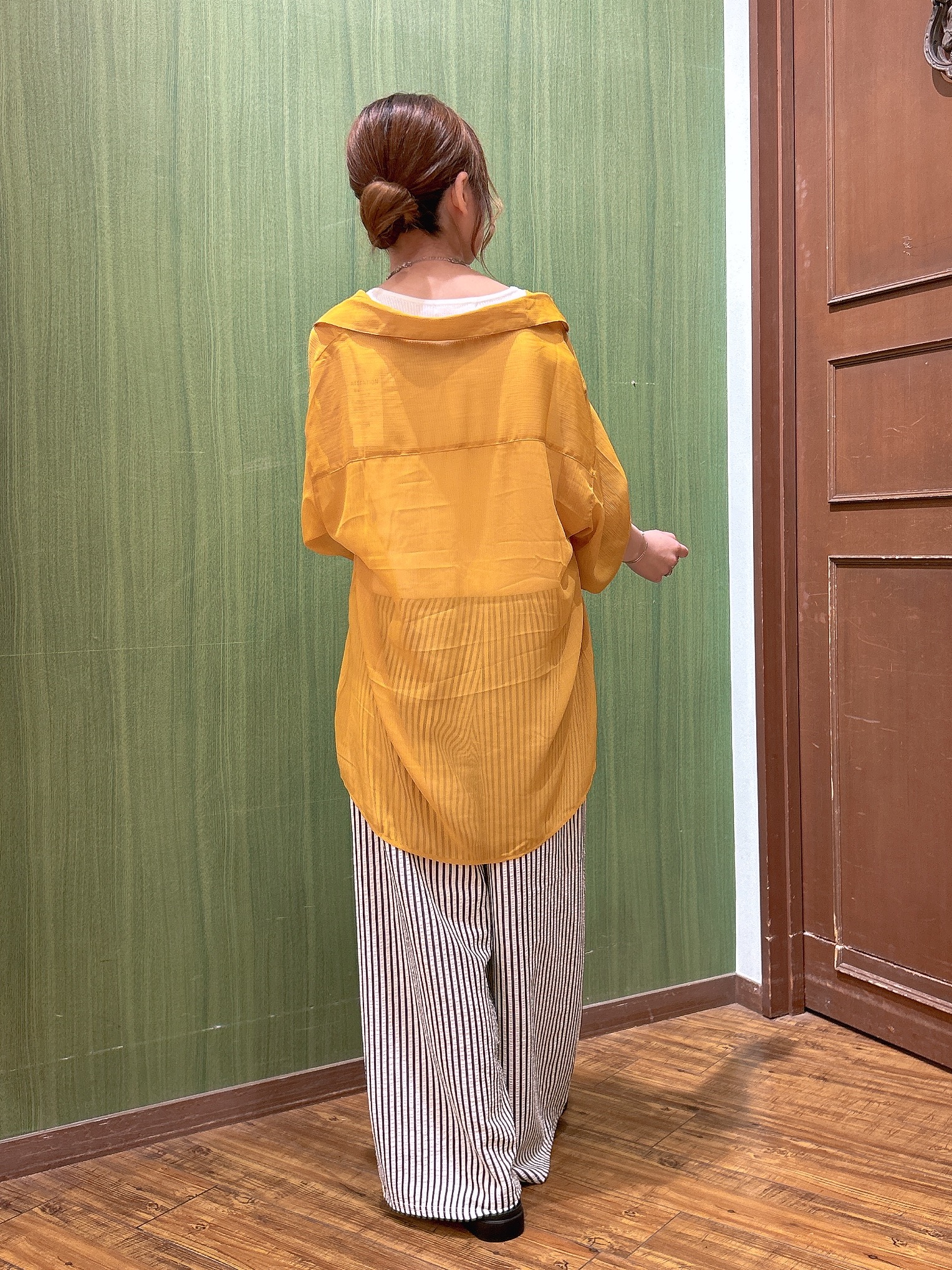 かおりさんの「SHOO･LA･RUE｜【洗濯機可】ダブルポケット 楊柳しぼしぼシアーシャツ」を使ったコーディネート