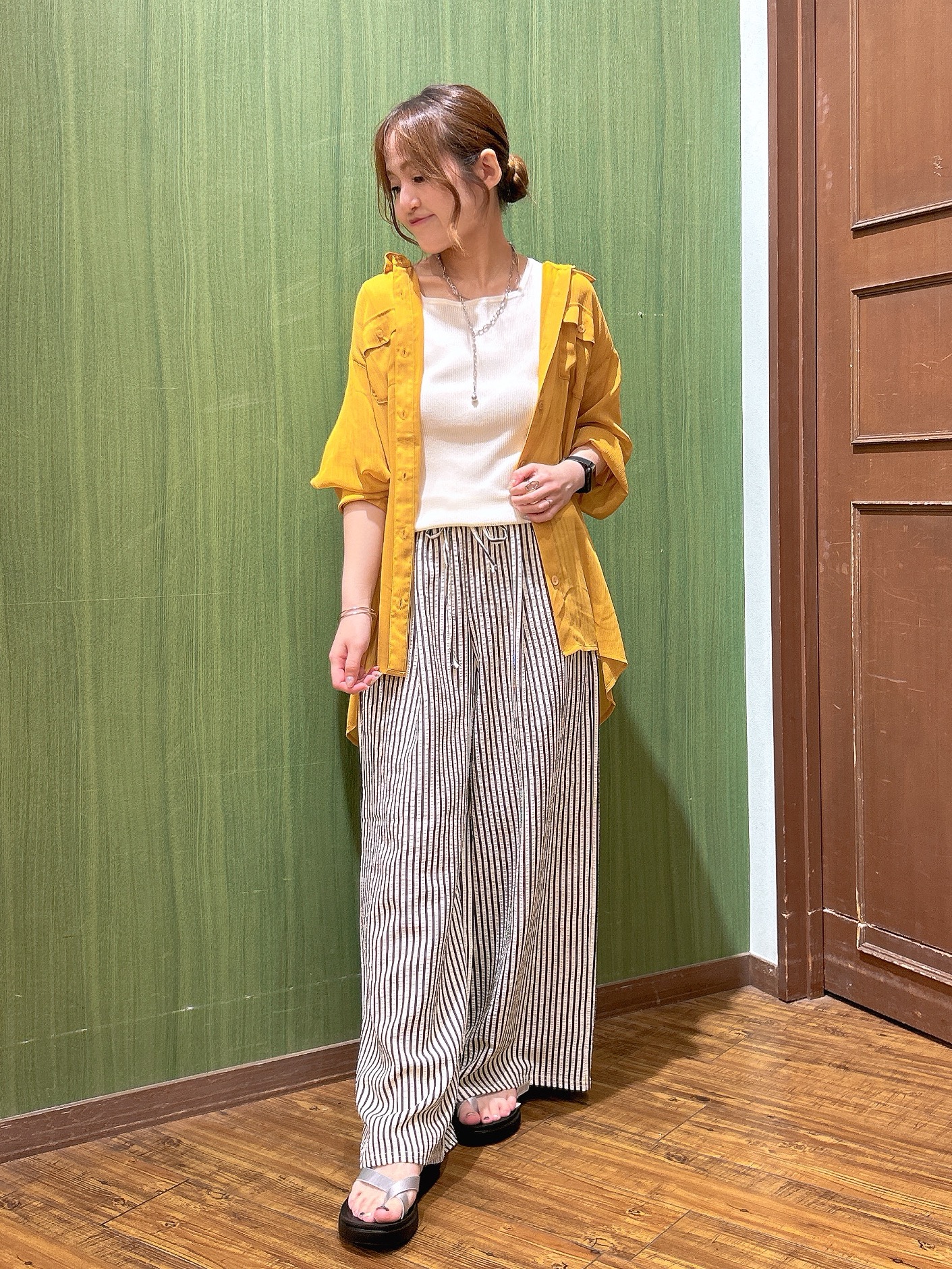 かおりさんの「SHOO･LA･RUE｜【洗濯機可】ダブルポケット 楊柳しぼしぼシアーシャツ」を使ったコーディネート