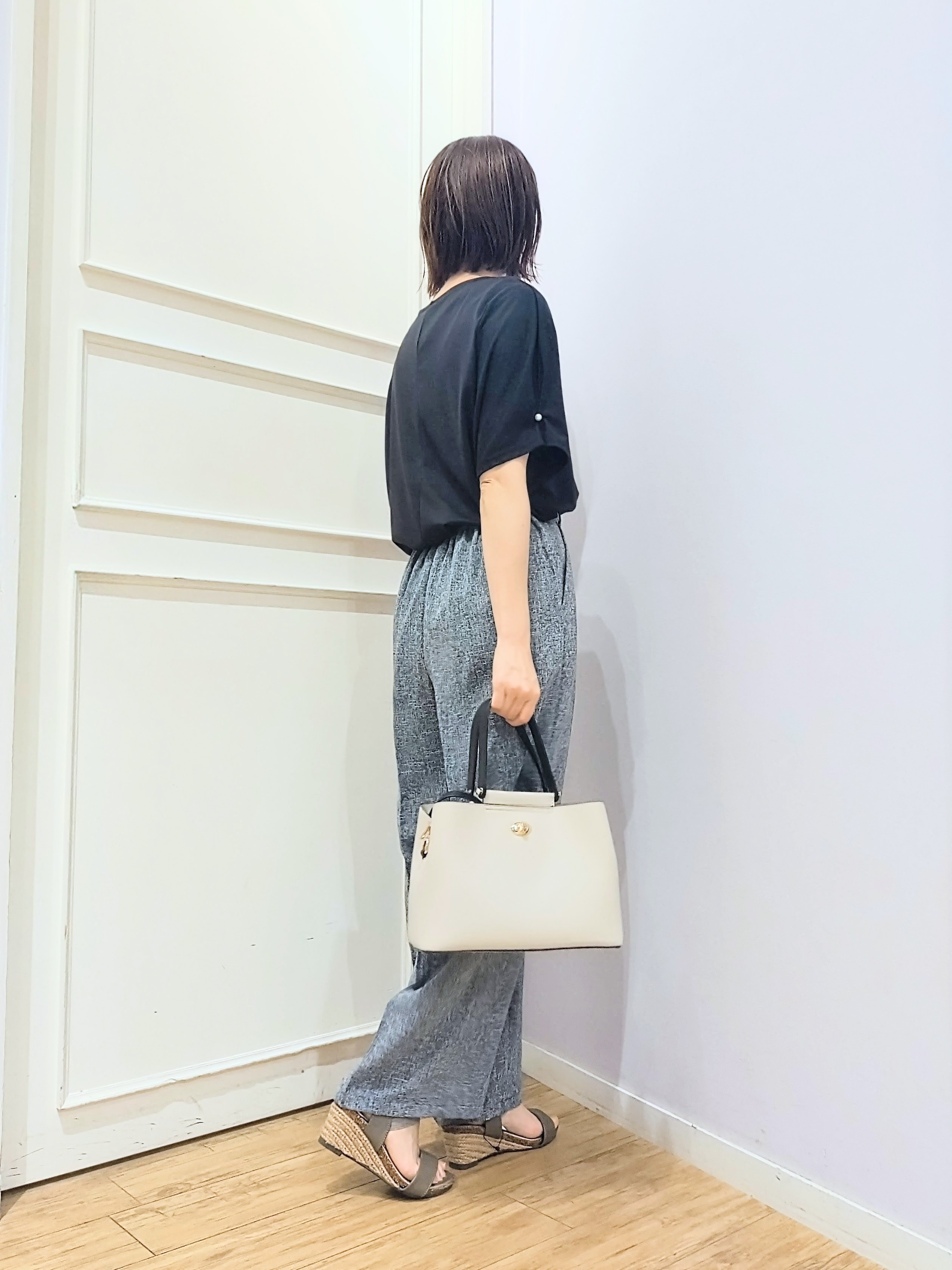 miomioさんの「SHOO･LA･RUE｜【洗濯機可/S-LL】フェイクパールがアクセント お袖タックドルマンブラウス」を使ったコーディネート