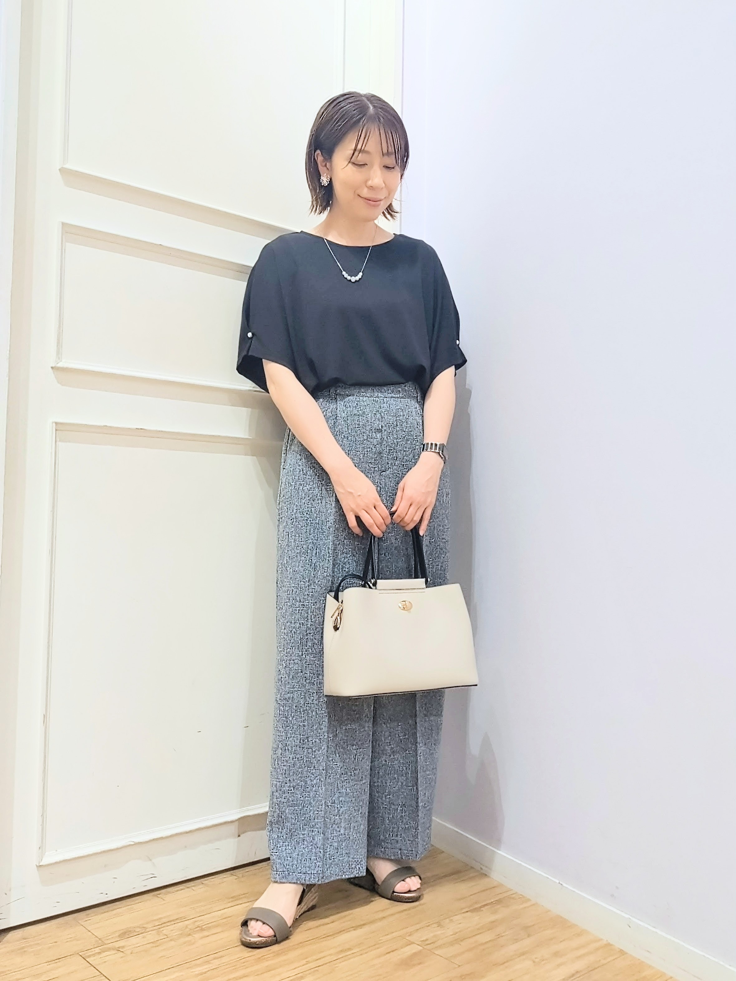 miomioさんの「SHOO･LA･RUE｜【洗濯機可/S-LL】フェイクパールがアクセント お袖タックドルマンブラウス」を使ったコーディネート