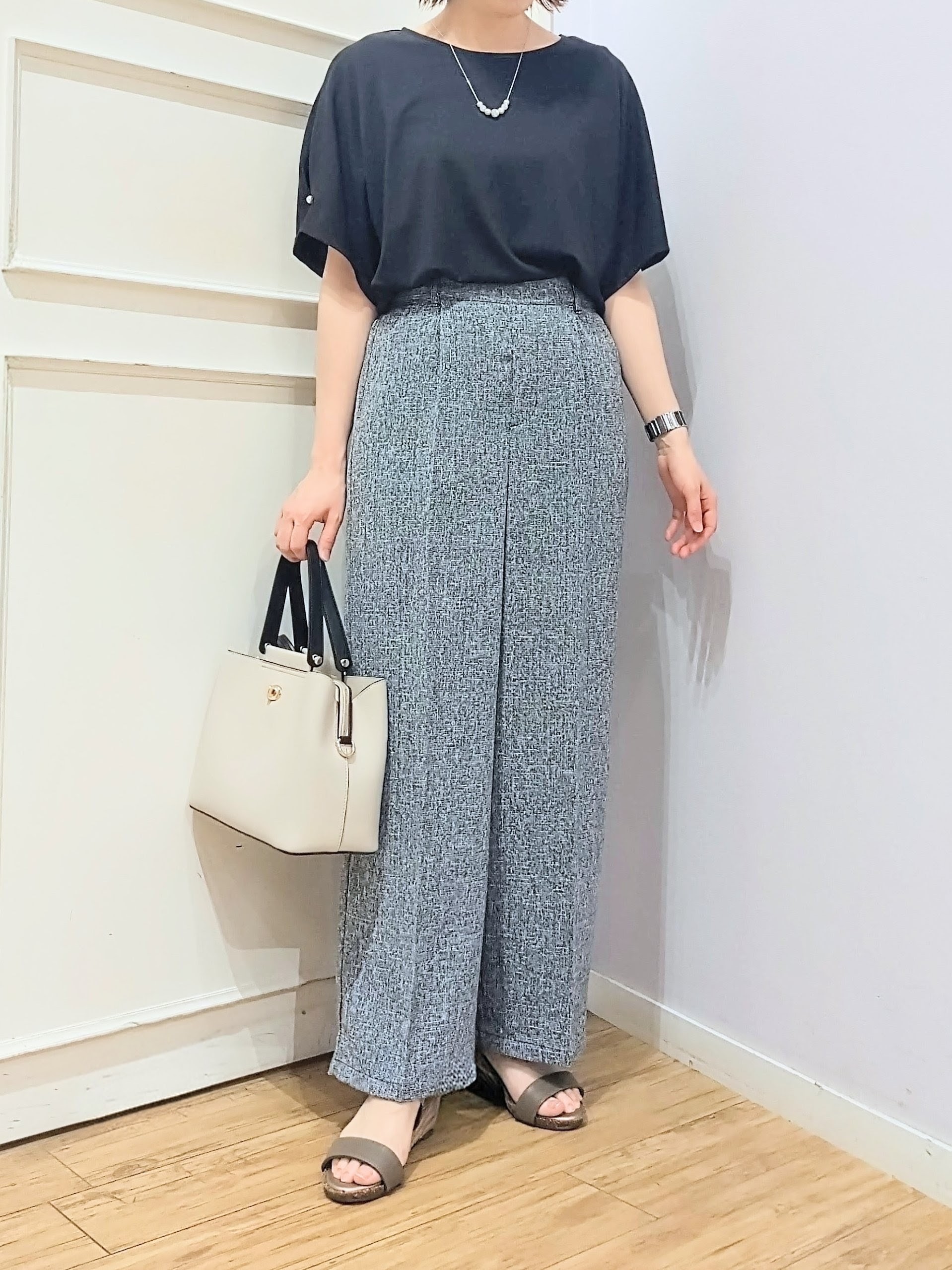 miomioさんの「SHOO･LA･RUE｜【洗濯機可/S-LL】フェイクパールがアクセント お袖タックドルマンブラウス」を使ったコーディネート