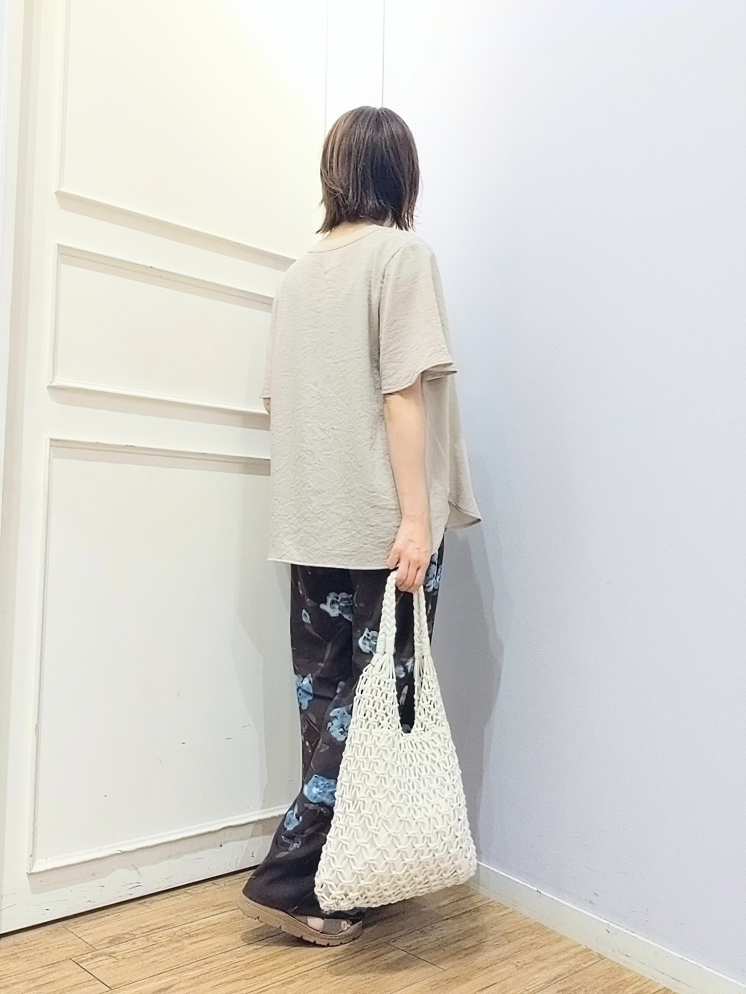 miomioさんの「SHOO･LA･RUE｜【セットアップ可/洗濯機可】サラっと着られる 麻調Ⅴネックタックブラウス」を使ったコーディネート