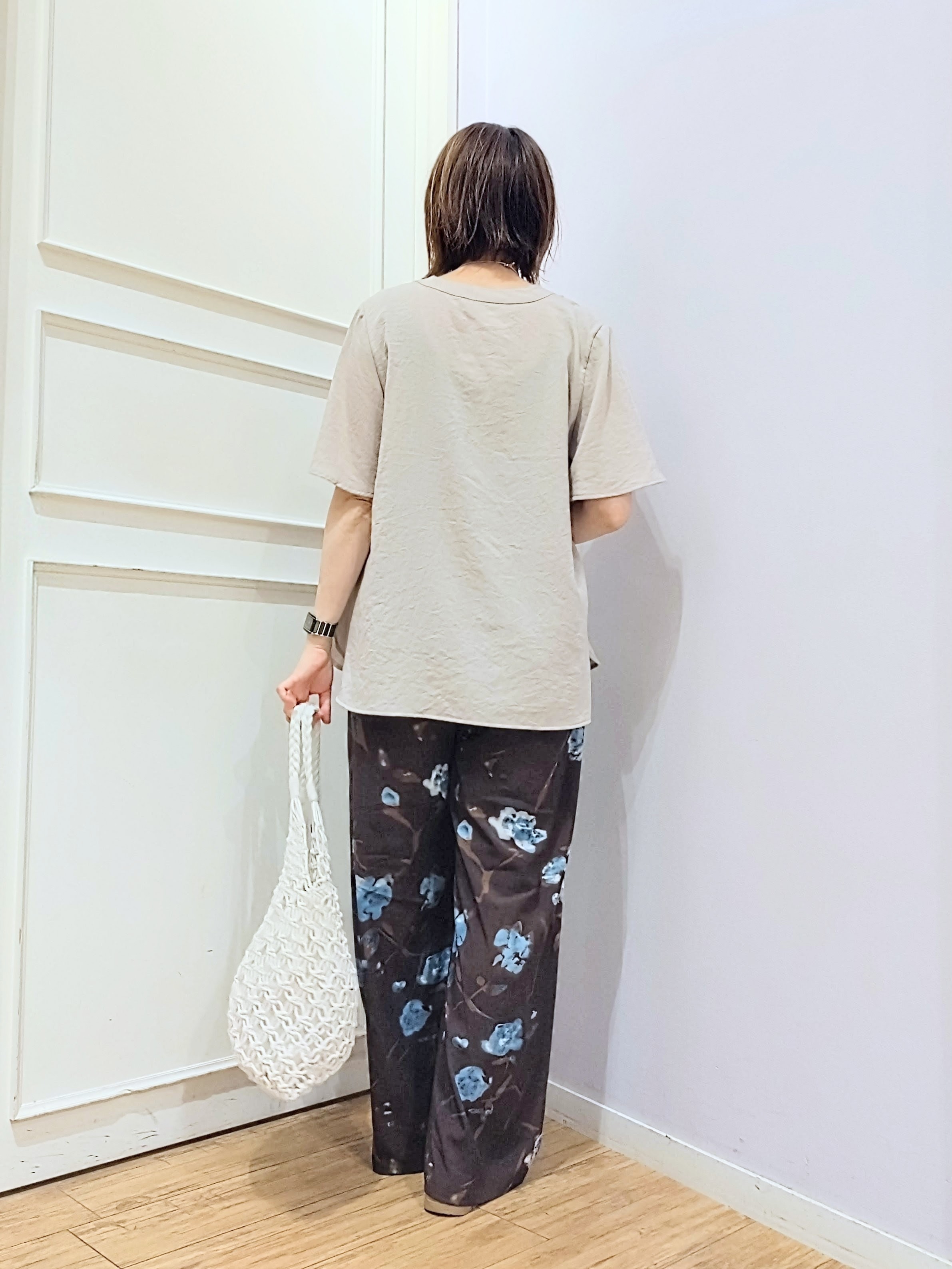 miomioさんの「SHOO･LA･RUE｜【セットアップ可/洗濯機可】サラっと着られる 麻調Ⅴネックタックブラウス」を使ったコーディネート