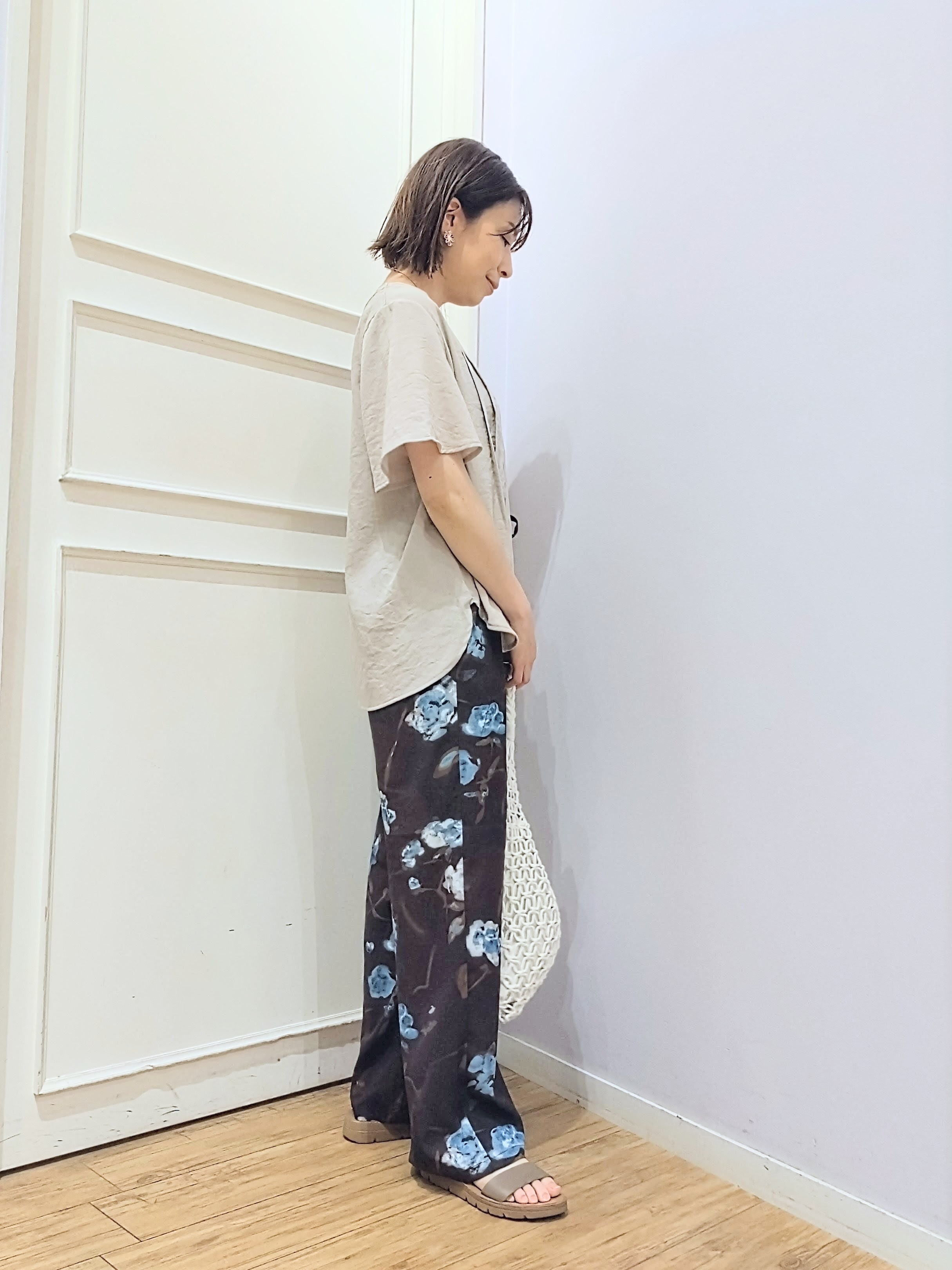 miomioさんの「SHOO･LA･RUE｜【セットアップ可/洗濯機可】サラっと着られる 麻調Ⅴネックタックブラウス」を使ったコーディネート