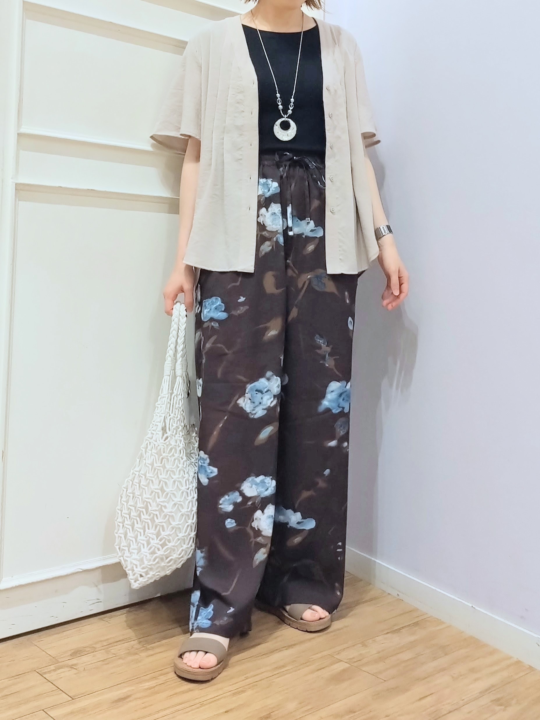 miomioさんの「SHOO･LA･RUE｜【セットアップ可/洗濯機可】サラっと着られる 麻調Ⅴネックタックブラウス」を使ったコーディネート