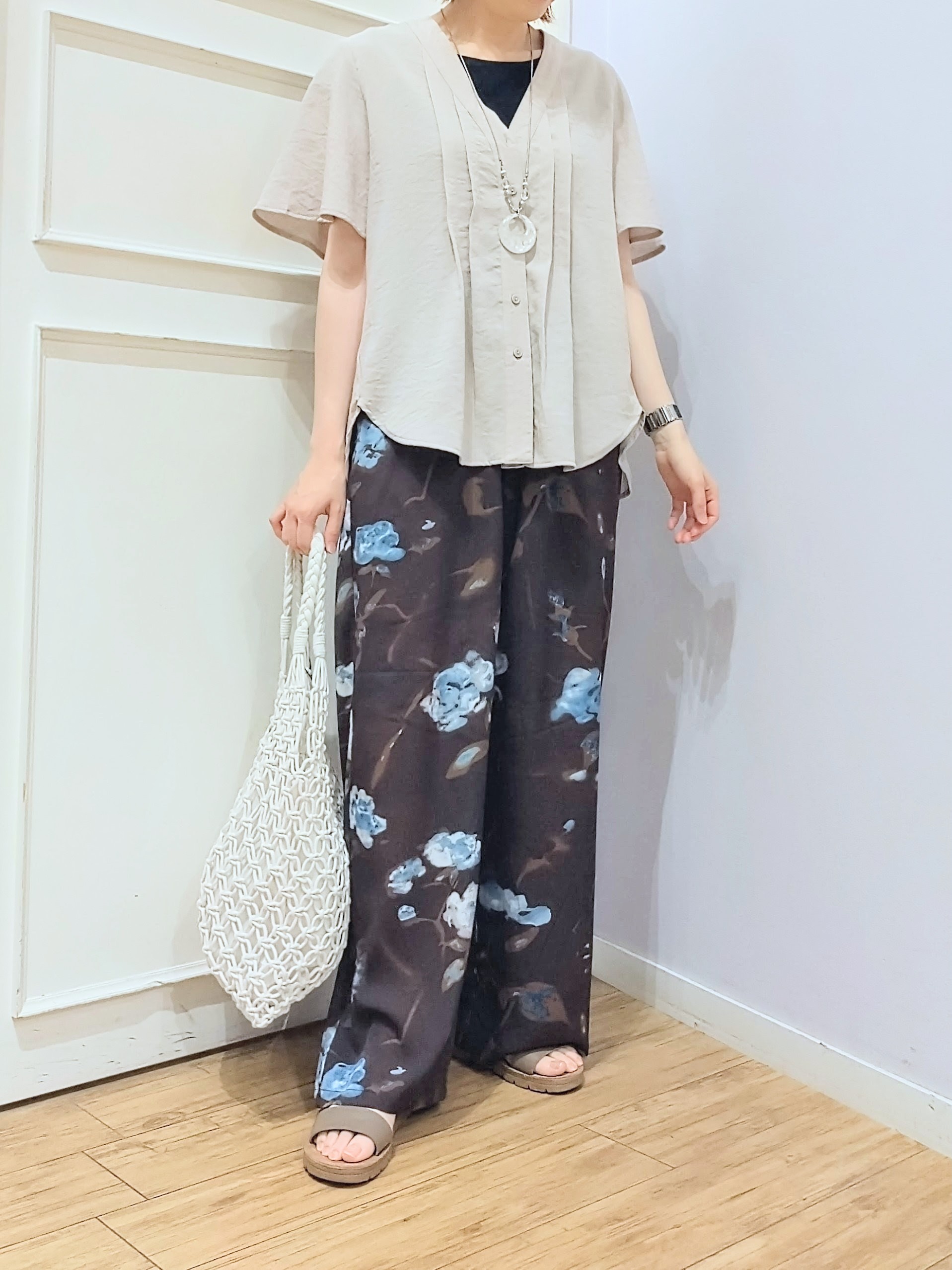 miomioさんの「SHOO･LA･RUE｜【セットアップ可/洗濯機可】サラっと着られる 麻調Ⅴネックタックブラウス」を使ったコーディネート