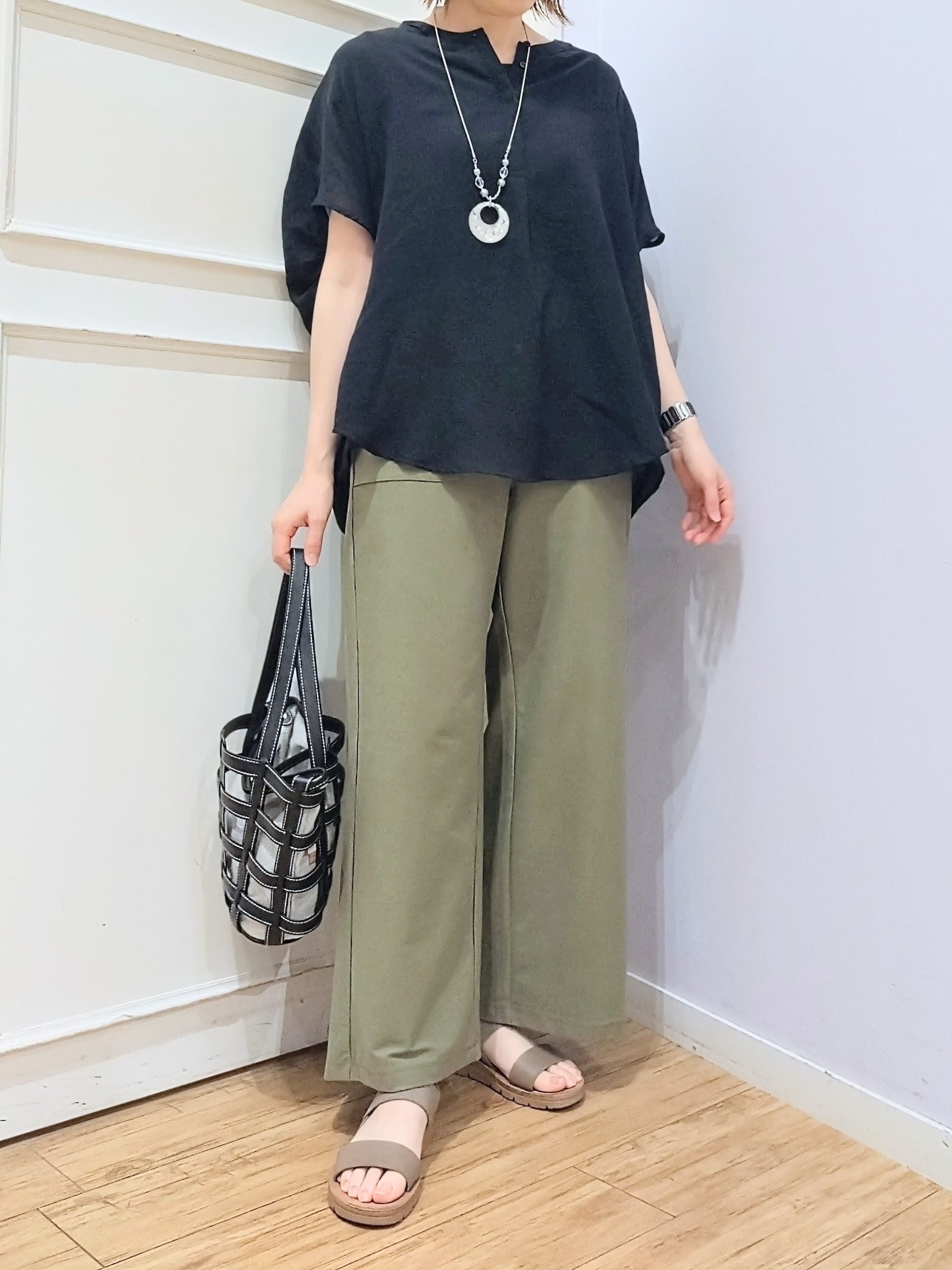 miomioさんの「SHOO･LA･RUE｜【体型カバー】バルーン風ゆるシャツブラウス」を使ったコーディネート