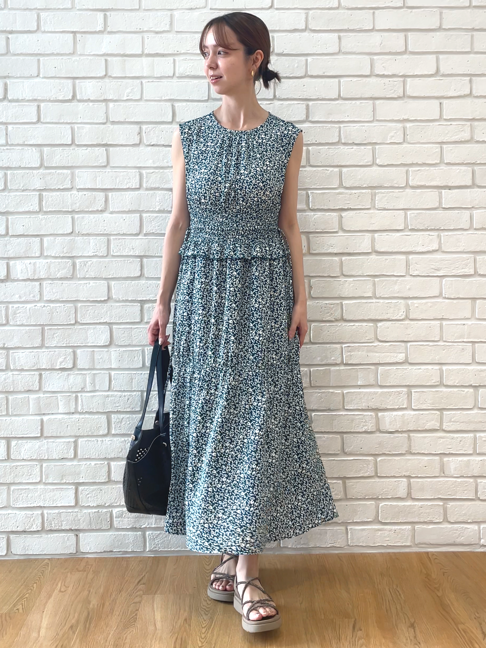 NATSUMIさんの「grove｜【低身長さんも選べる着丈・洗濯機◎】花柄ウエストシャーリングワンピース」を使ったコーディネート