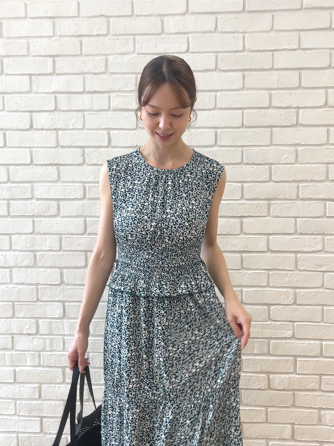 NATSUMIさんの「grove｜【低身長さんも選べる着丈・洗濯機◎】花柄ウエストシャーリングワンピース」を使ったコーディネート