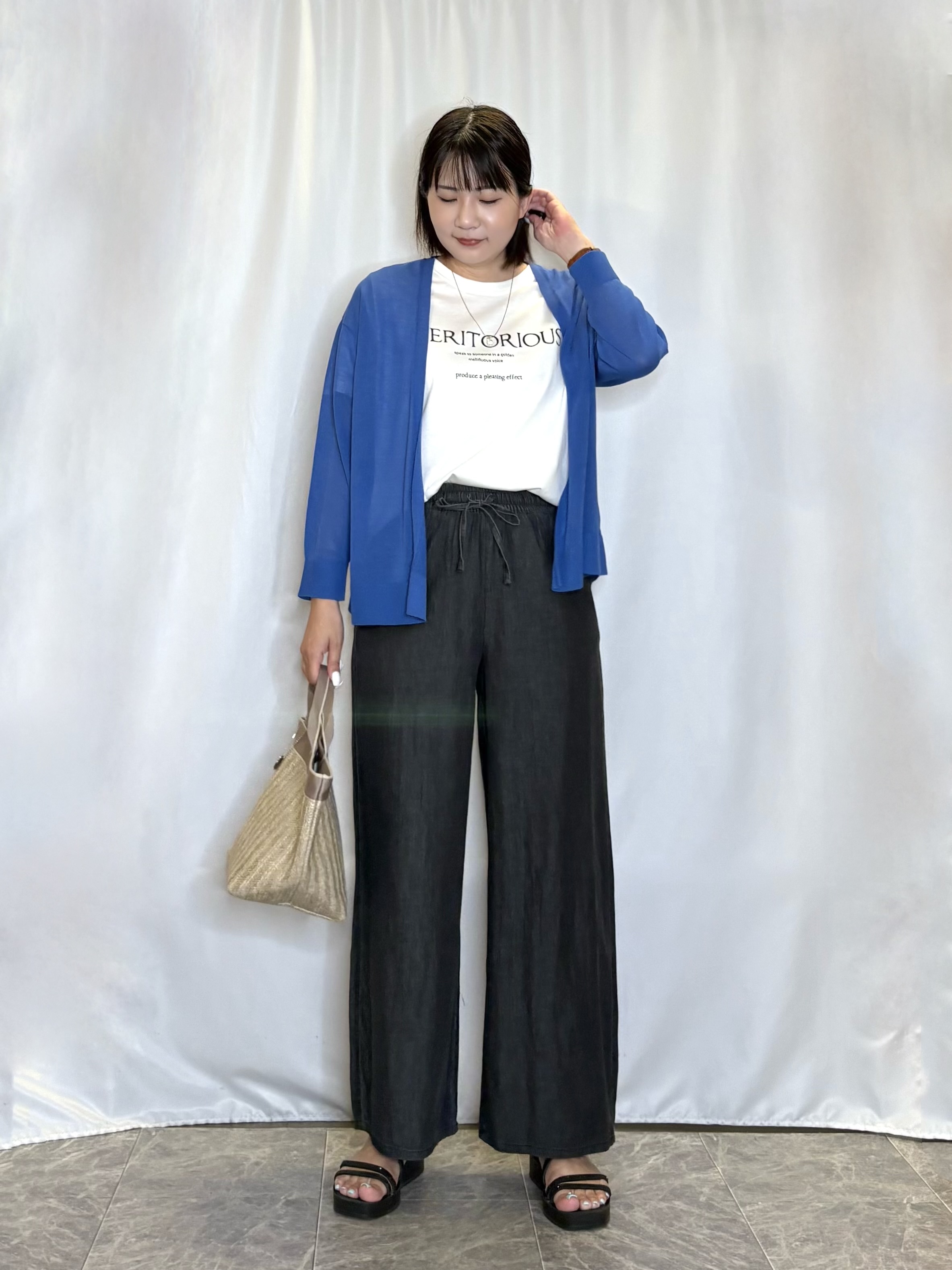 ネリさんの「SHOO･LA･RUE｜【ひんやり/洗濯機可/S-LL】オンにもオフにも マルチに使えるボタンレスカーディガン」を使ったコーディネート