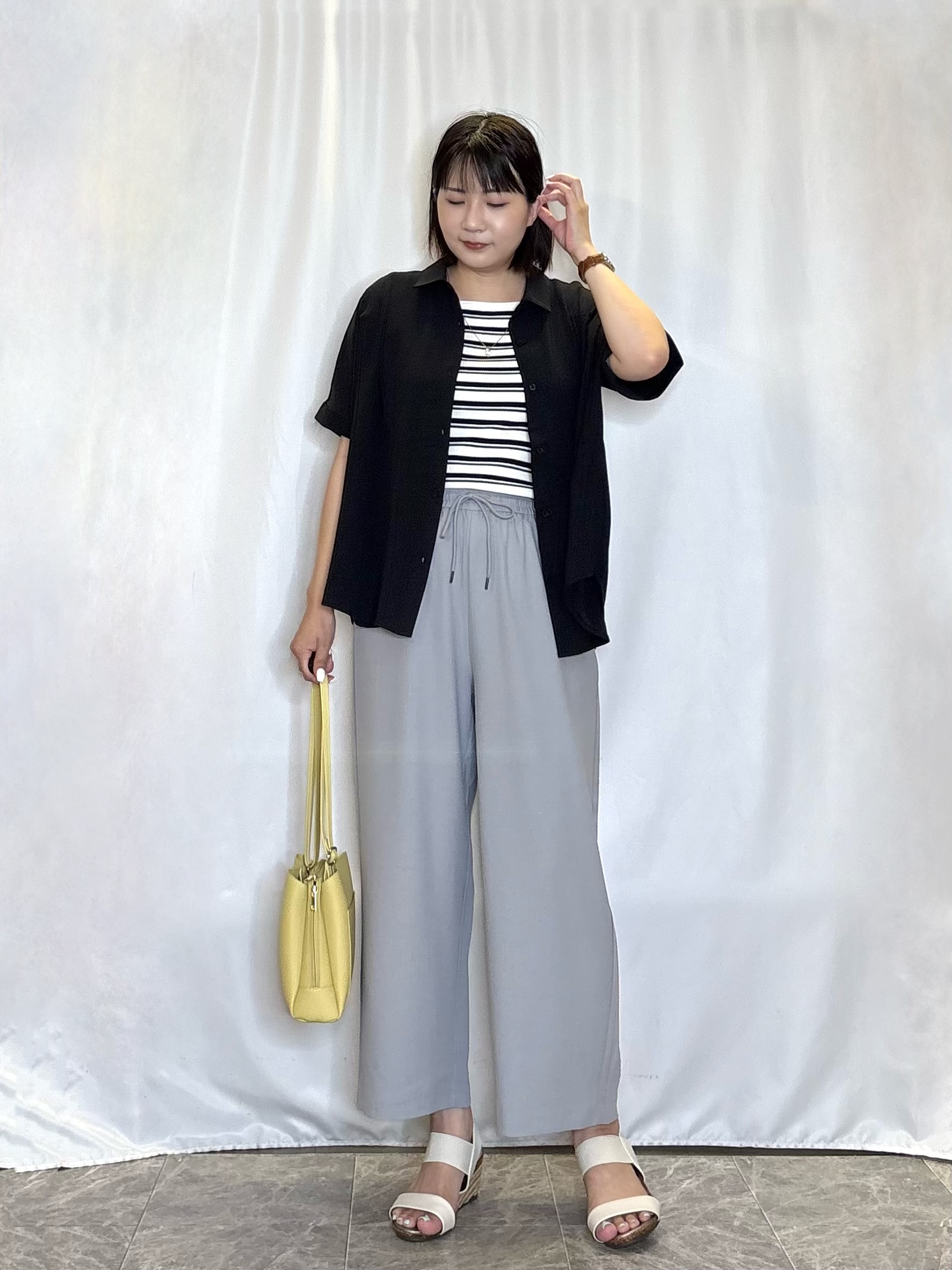 ネリさんの「SHOO･LA･RUE｜【ひんやり/洗濯後しわになりにくい/S-LL】着るだけでこなれ見え 二の腕も隠せるデザイン半袖シャツ」を使ったコーディネート