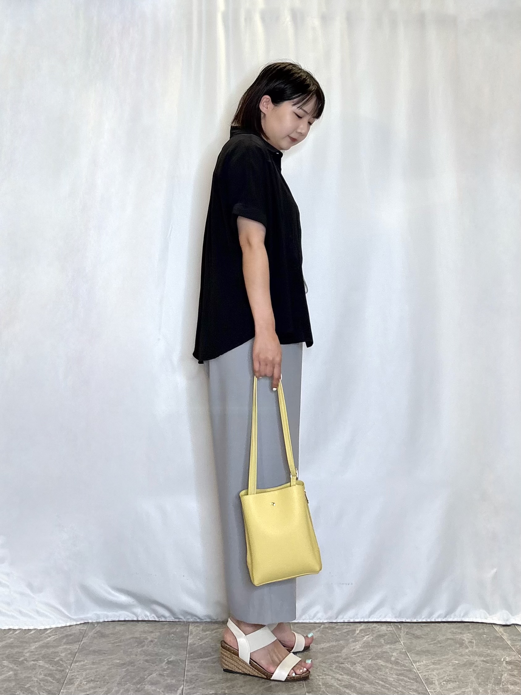 ネリさんの「SHOO･LA･RUE｜【ひんやり/洗濯後しわになりにくい/S-LL】着るだけでこなれ見え 二の腕も隠せるデザイン半袖シャツ」を使ったコーディネート