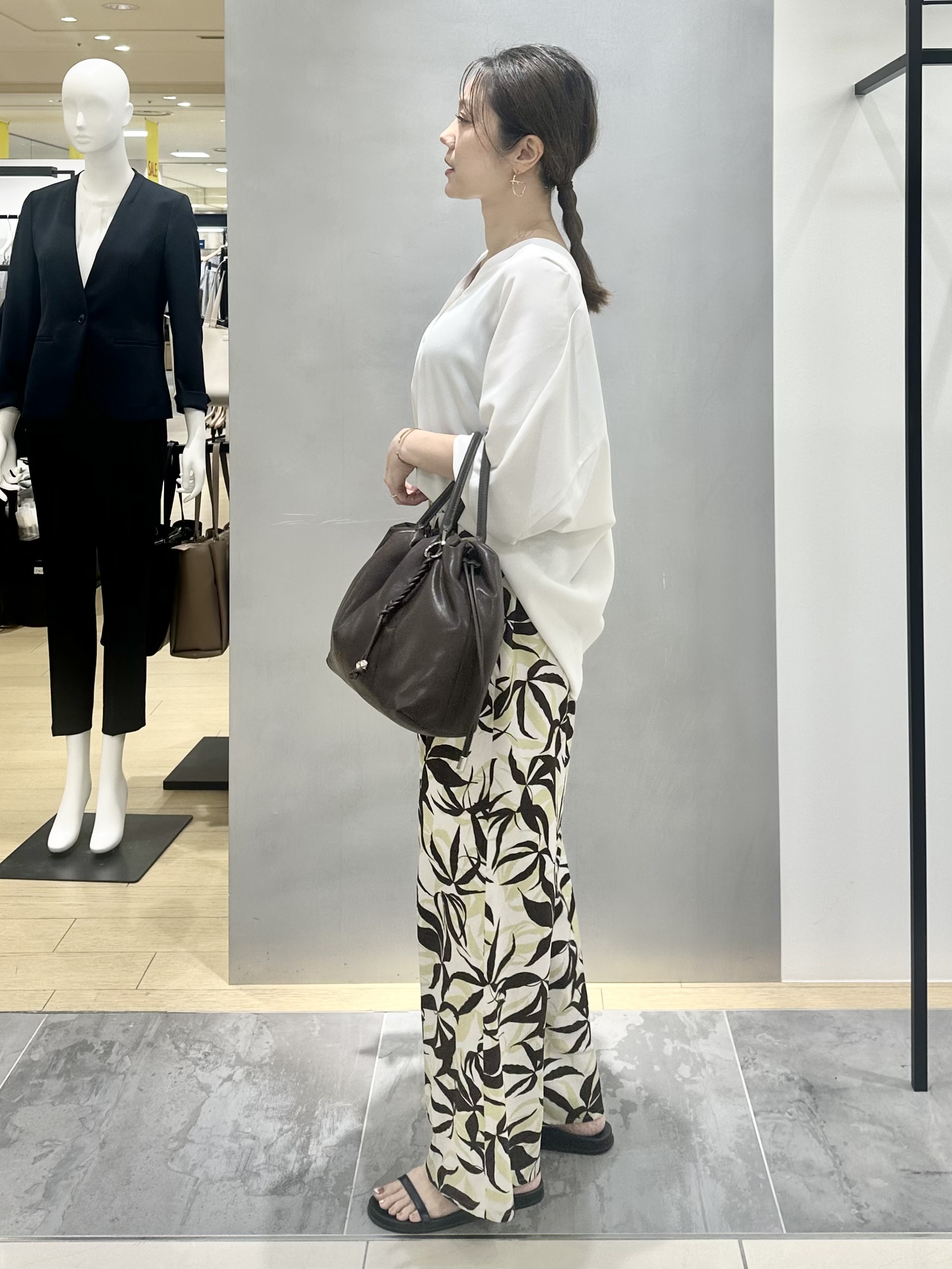 MAIさんの「INDIVI｜【洗える／UVケア／マットサテン】Vネックドルマンスリーブブラウス」を使ったコーディネート