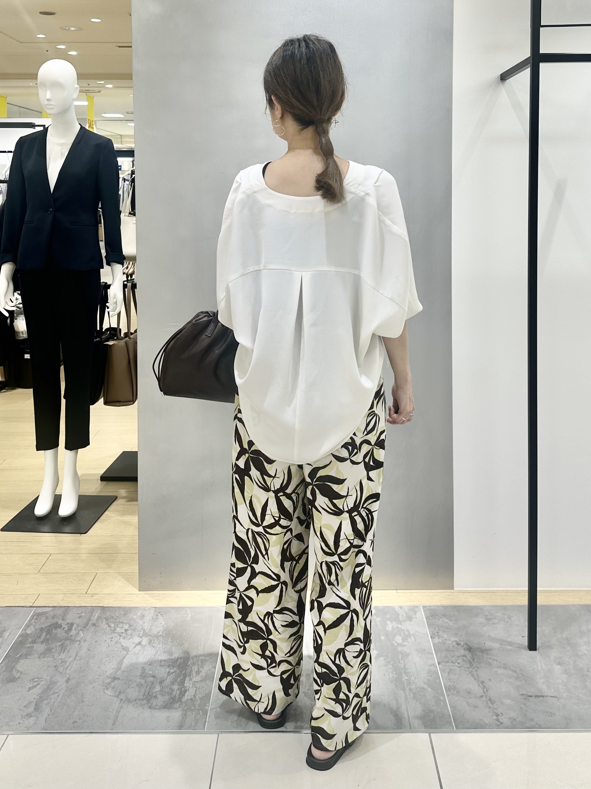MAIさんの「INDIVI｜【洗える／UVケア／マットサテン】Vネックドルマンスリーブブラウス」を使ったコーディネート