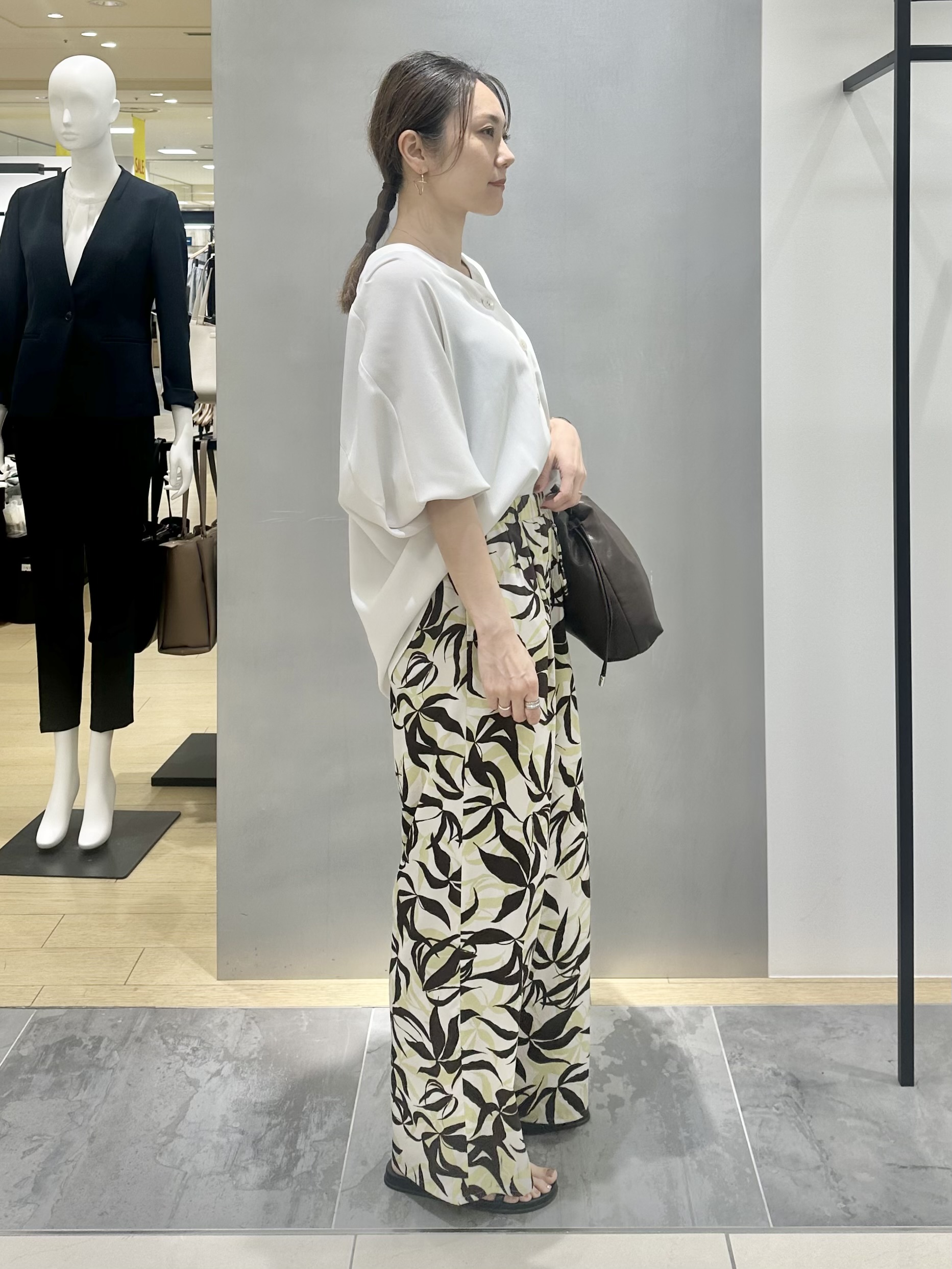 MAIさんの「INDIVI｜【洗える／UVケア／マットサテン】Vネックドルマンスリーブブラウス」を使ったコーディネート