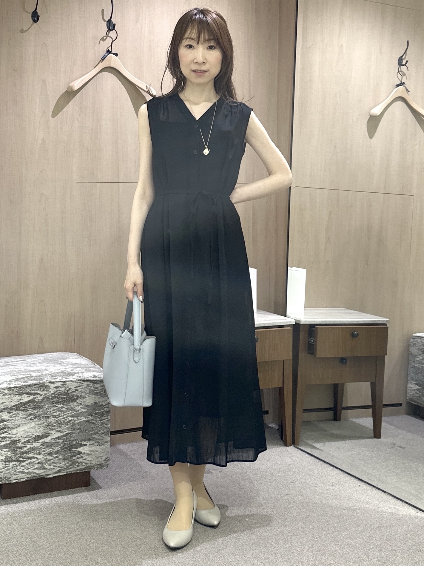 Miwaさんの「UNTITLED｜【通気性/前開きボタン】シアーVネックワンピース」を使ったコーディネート
