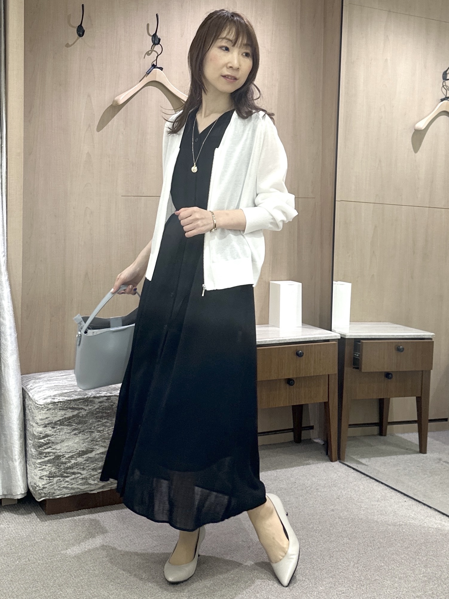 Miwaさんの「UNTITLED｜【通気性/前開きボタン】シアーVネックワンピース」を使ったコーディネート